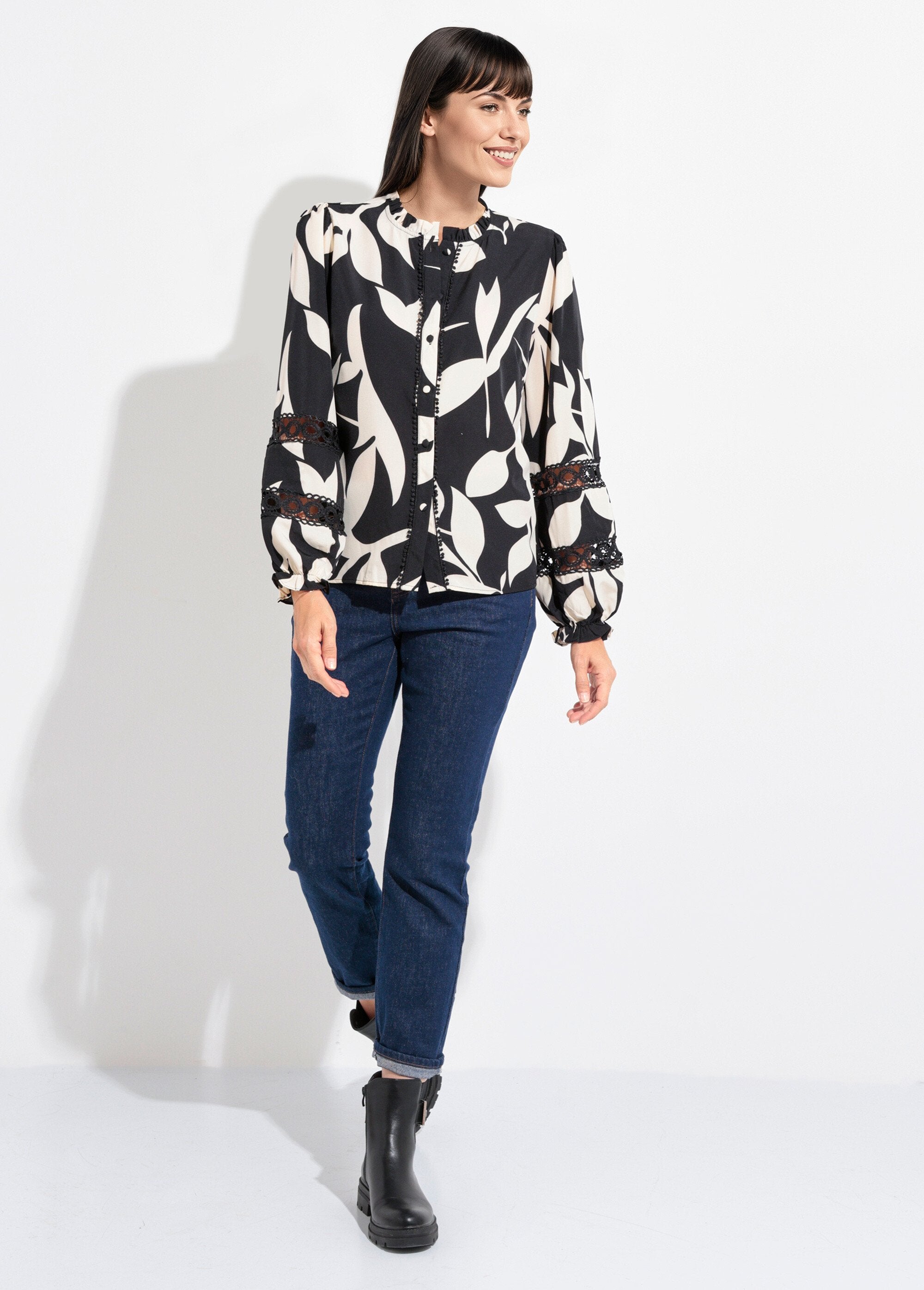 Graphic_pattern_blouse_with_lace_details_Black_and_white_SF1_slim