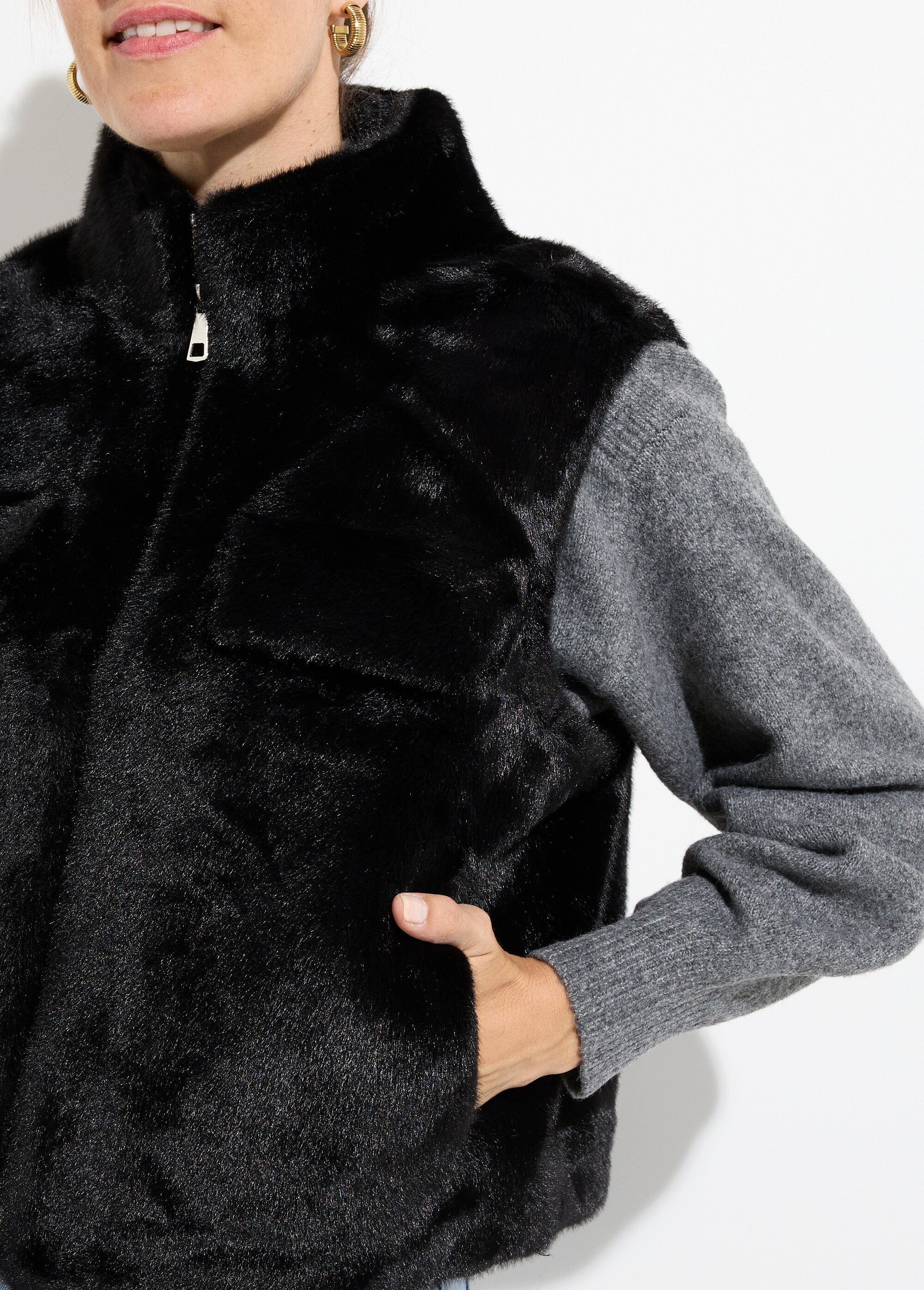 Sleeveless_fur_zip-up_jacket_Black_DE1_slim