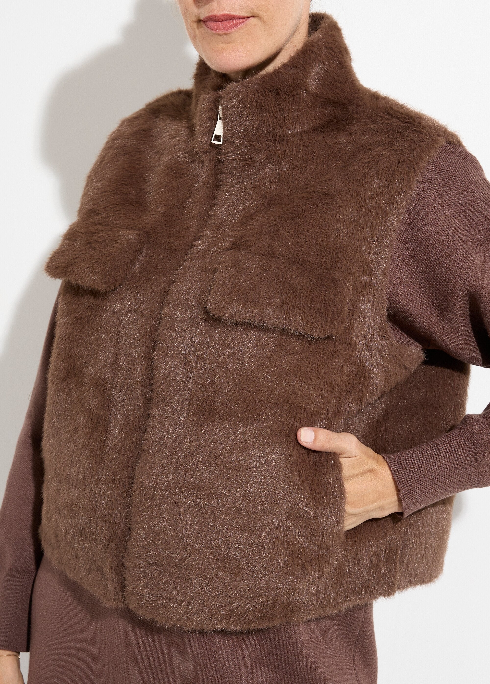Sleeveless_fur_zip-up_jacket_Chocolate_DE1_slim