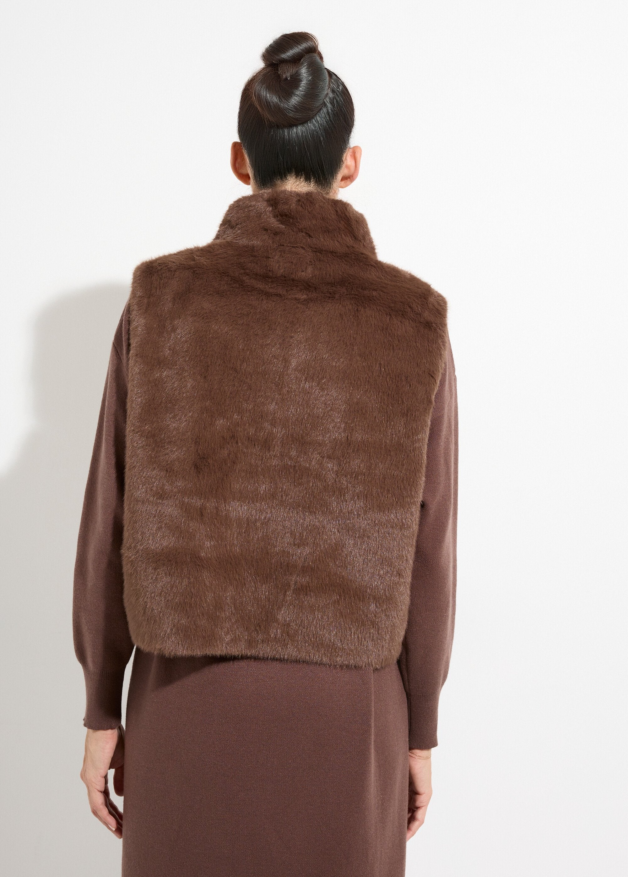 Sleeveless_fur_zip-up_jacket_Chocolate_DO1_slim