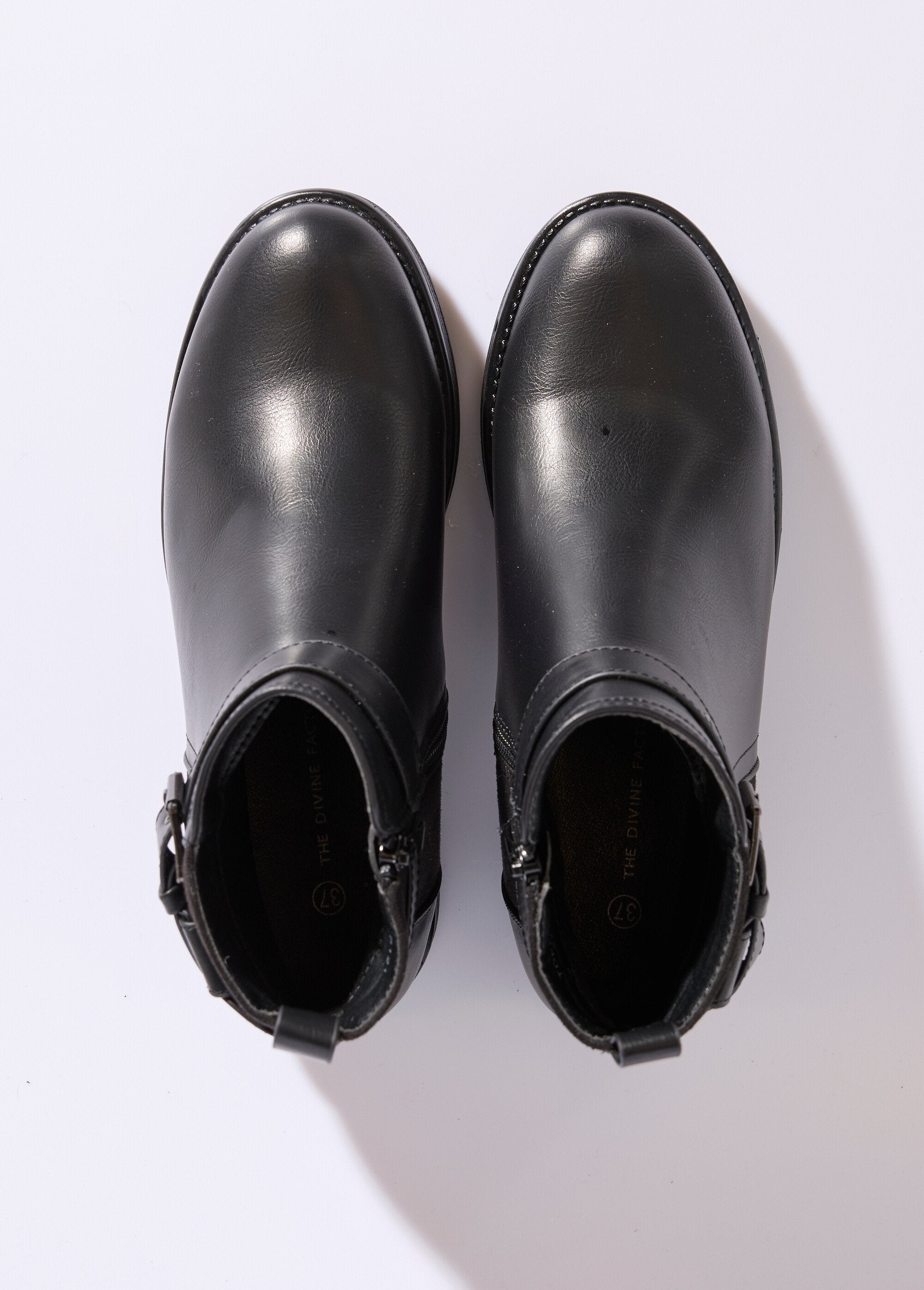 Two-material_boots_with_ankle_strap_Black_OV1_slim