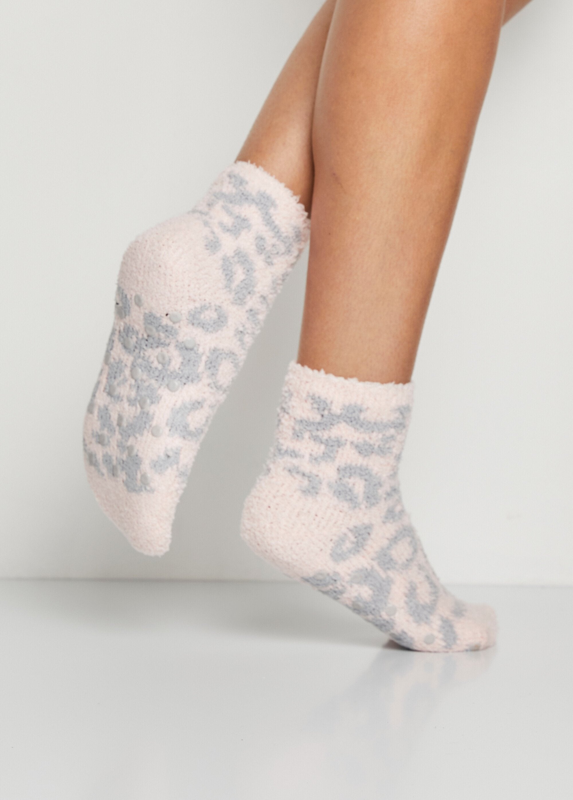 Soft_non-slip_socks_Assorted_gray_lot_2_DO1_slim