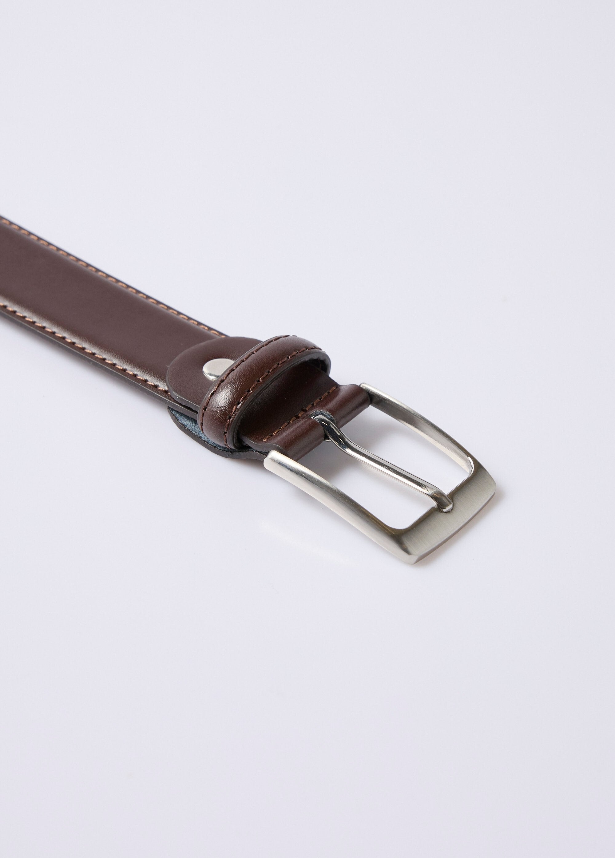 Leather_belt_with_tone-on-tone_stitching_Brown_DE1_slim