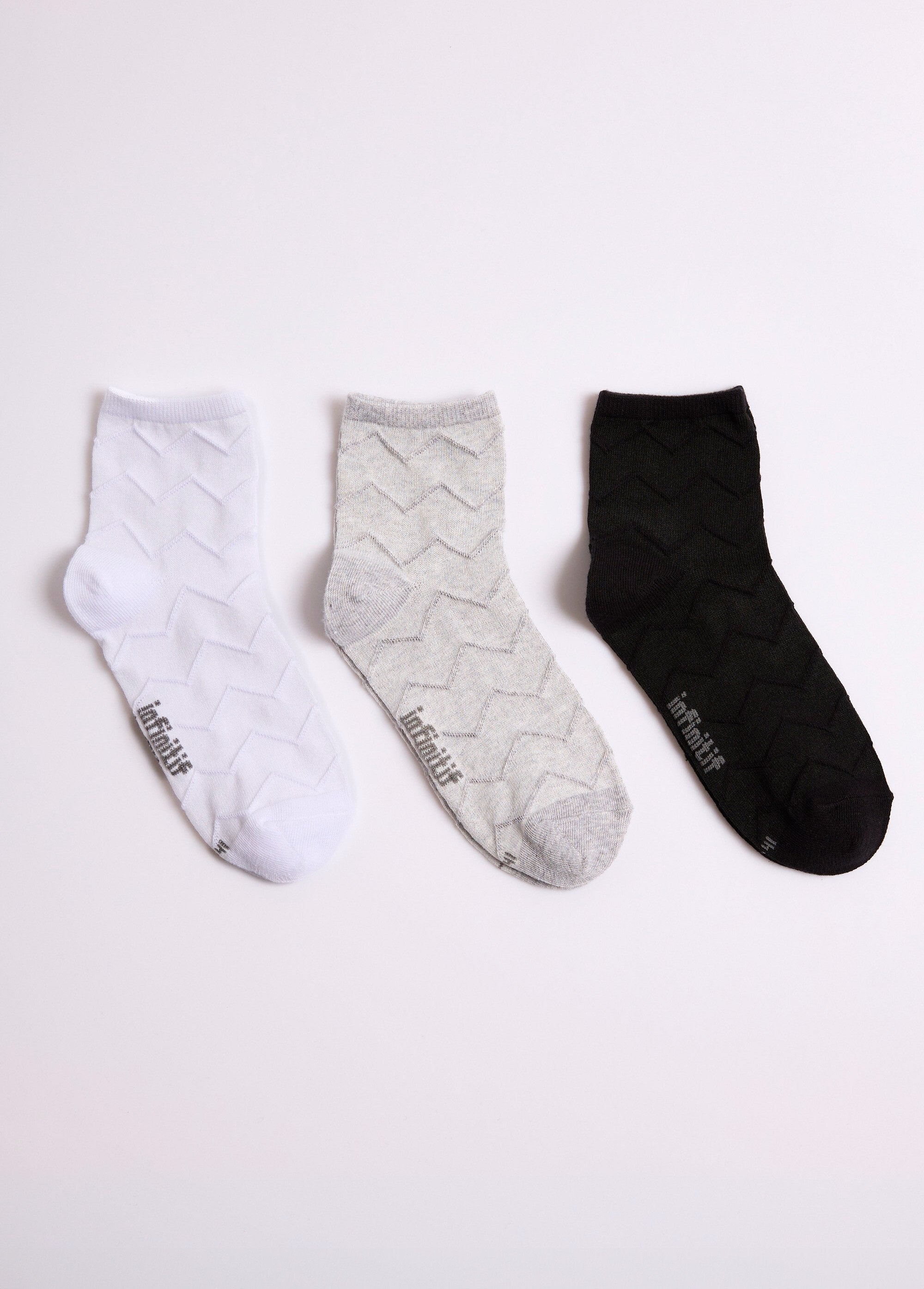 Herringbone_pattern_socks_Assorted_white_DE1_slim
