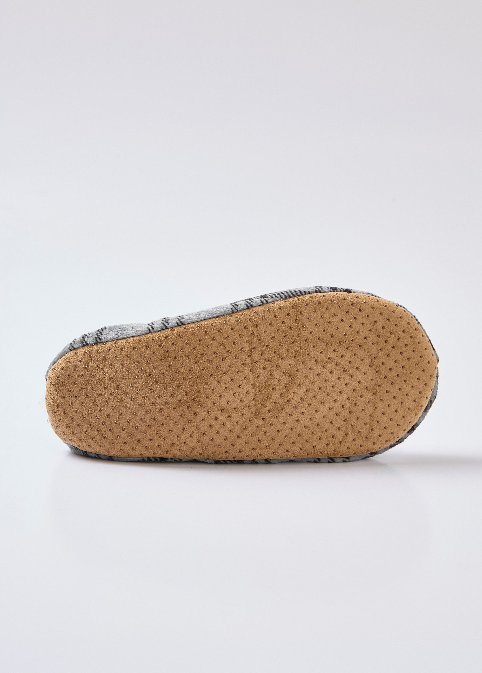 Warm_Sherpa-lined_slippers_Gray_tiles_UN1_slim