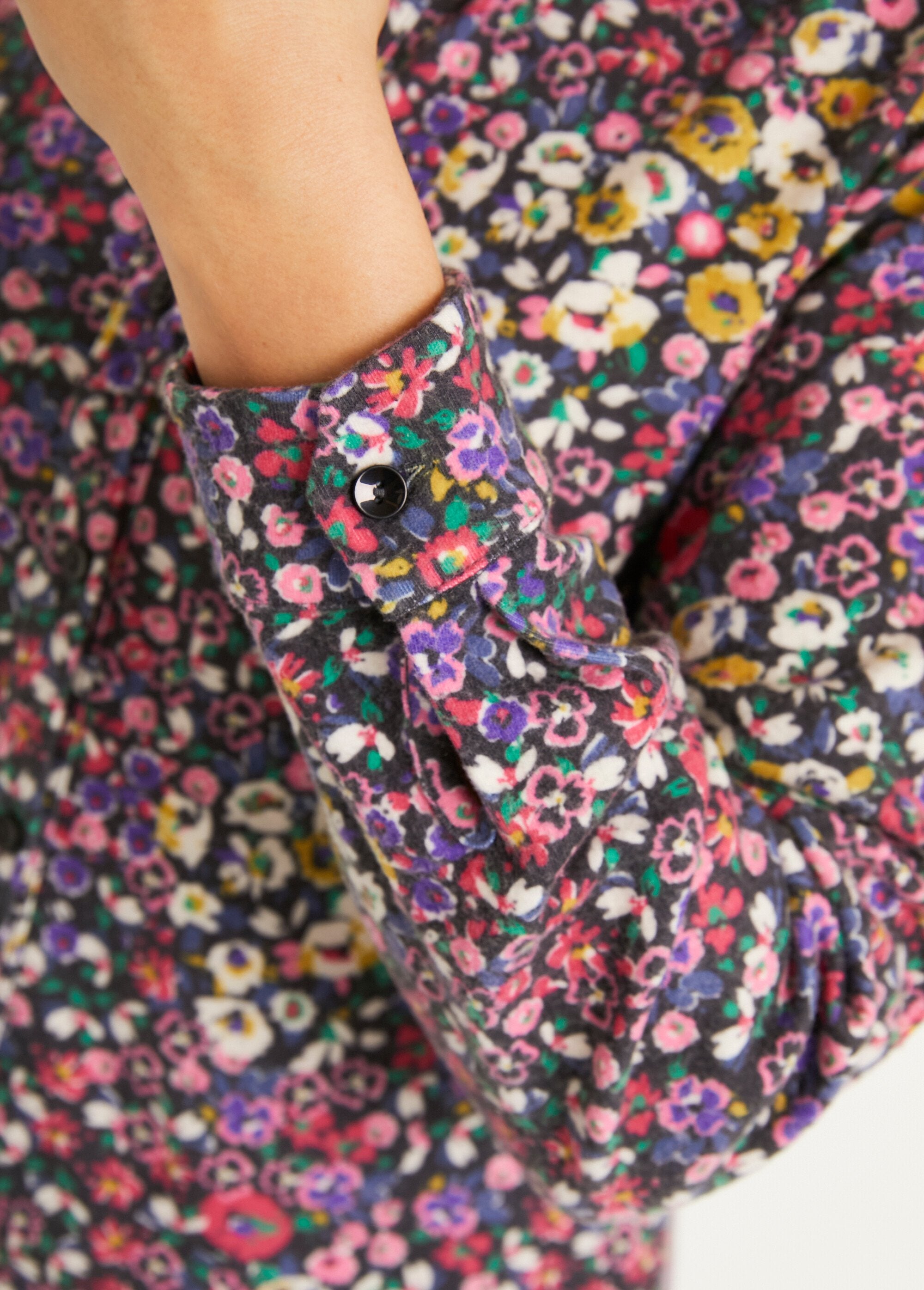 Long_floral_buttoned_blouse_in_warm_knit_Black_and_pink_DE3_slim