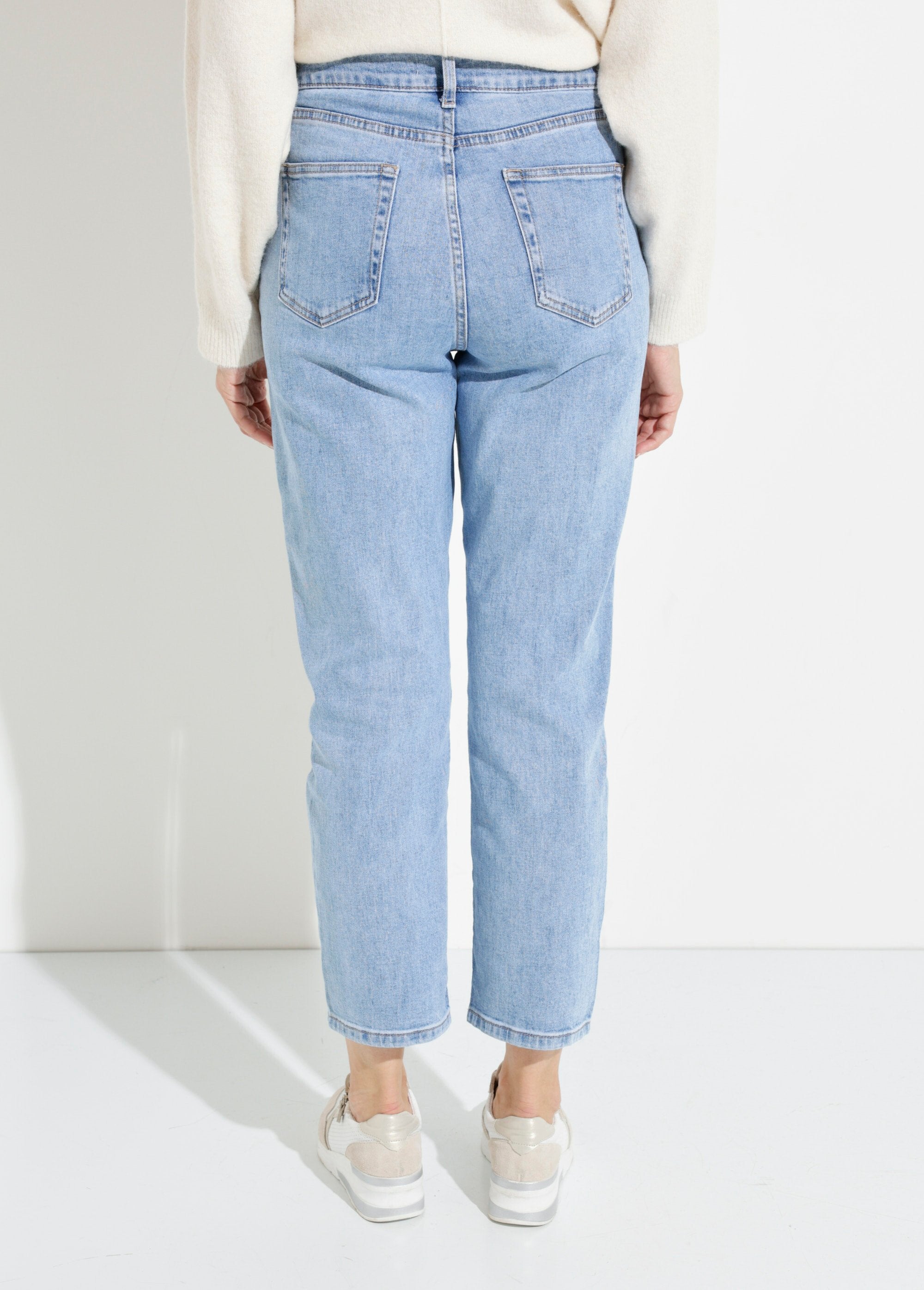 Denim_mom_jeans,_PLUS_SIZE_special_Light_denim_DO1_slim