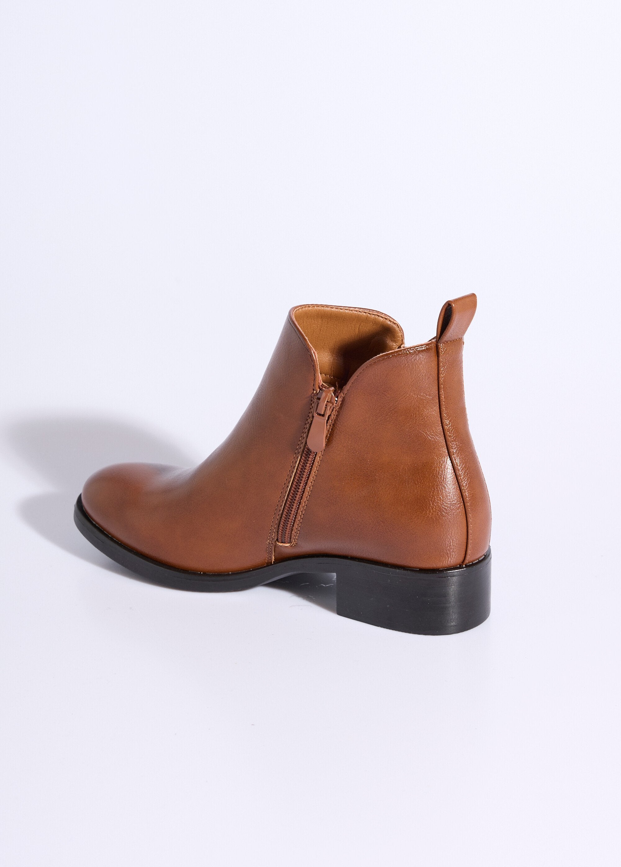 Low_boots_with_wide_heel_and_decorative_zip_camel_DO1_slim