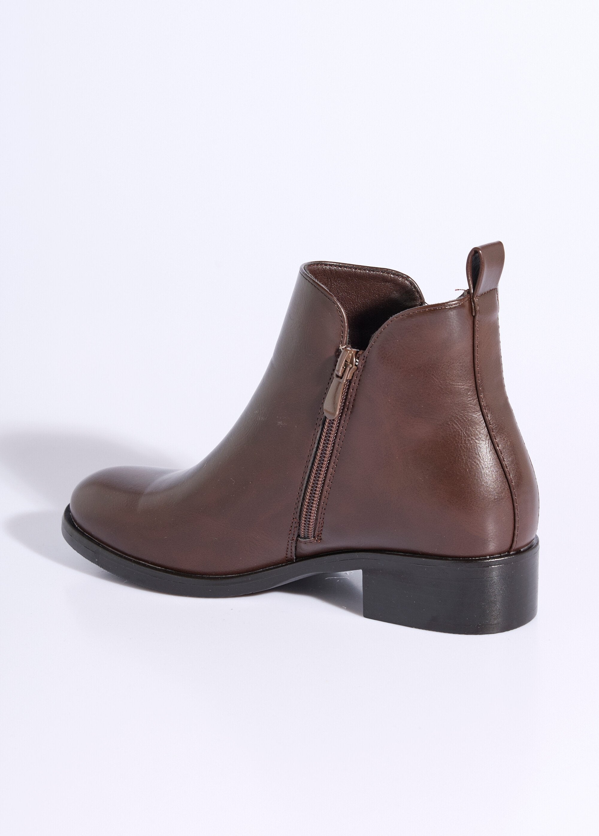 Low_boots_with_wide_heel_and_decorative_zip_Brown_DO1_slim
