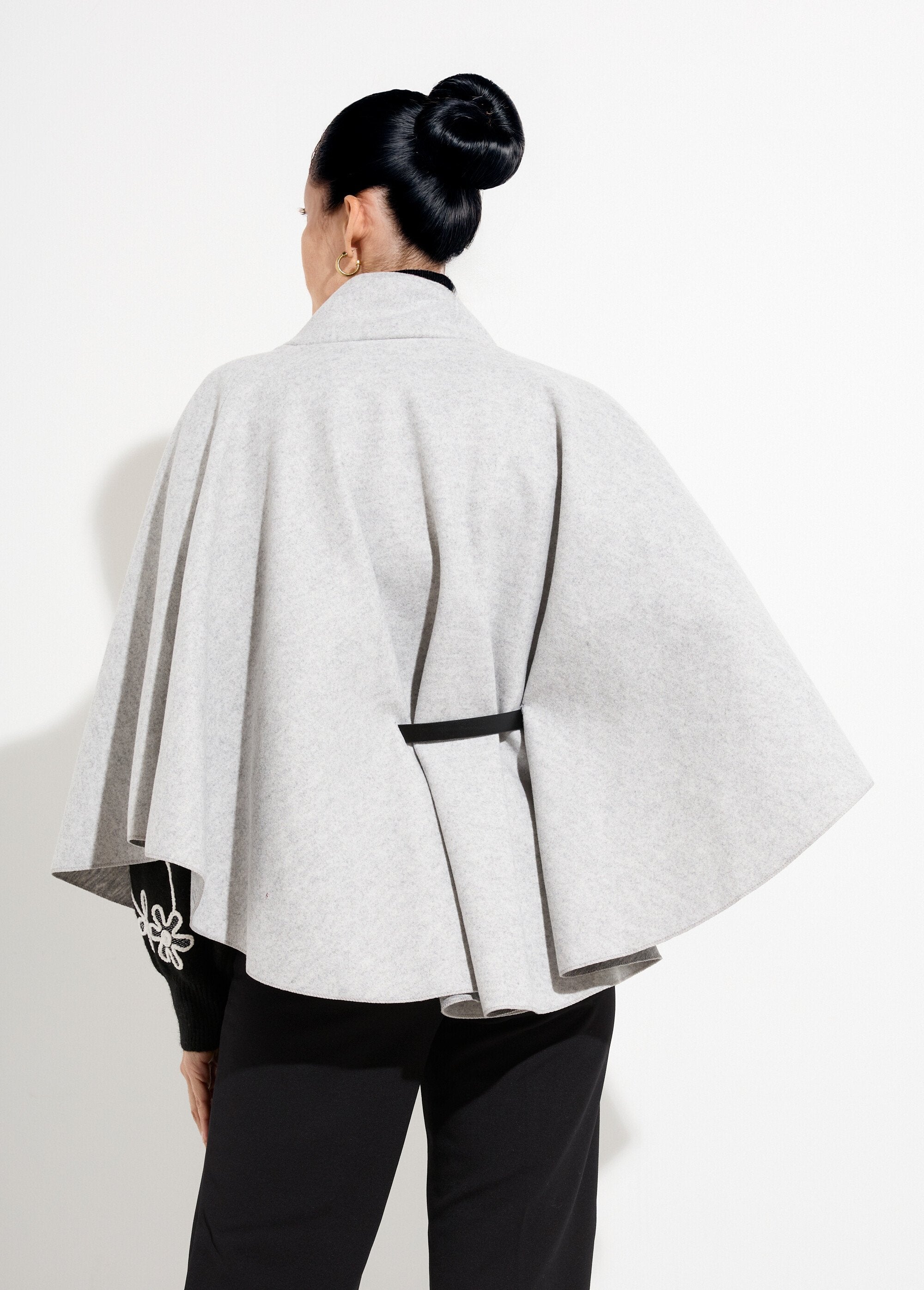 Belted_cape_coat_with_high_collar_Light_gray_DO1_slim