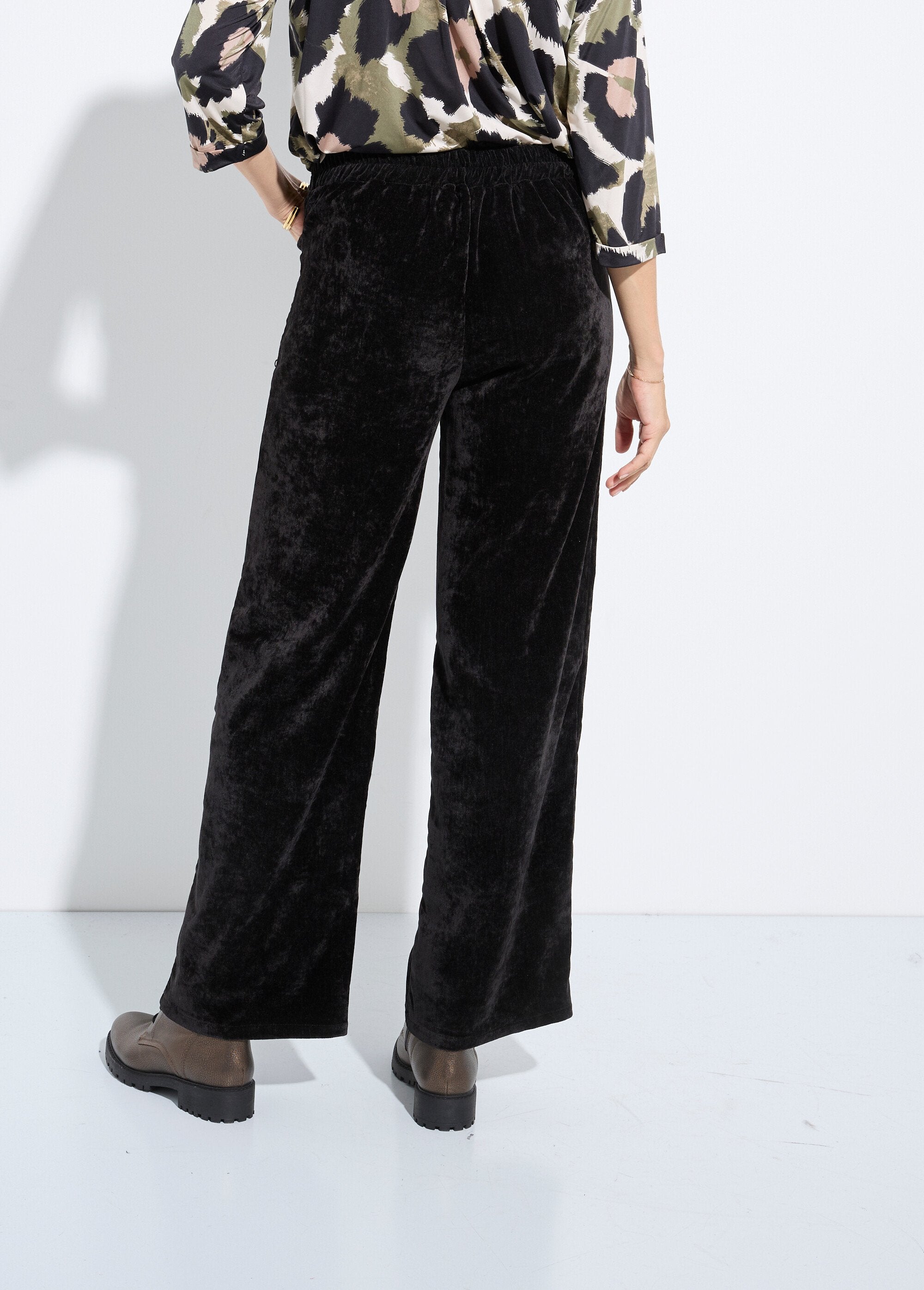 Wide_elasticated_trousers_in_short_velvet_Black_DO1_slim