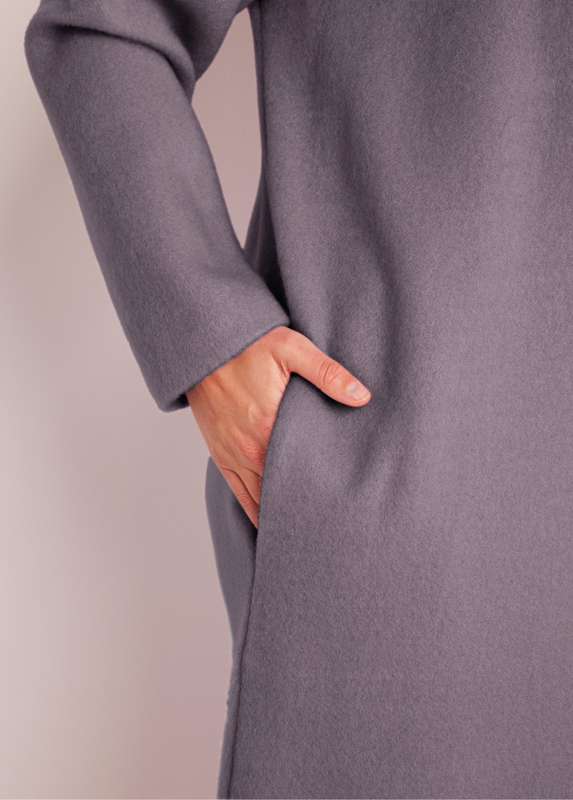 Courtelle®_zipped_knit_bathrobe_Pearl_grey_DE2_curvy