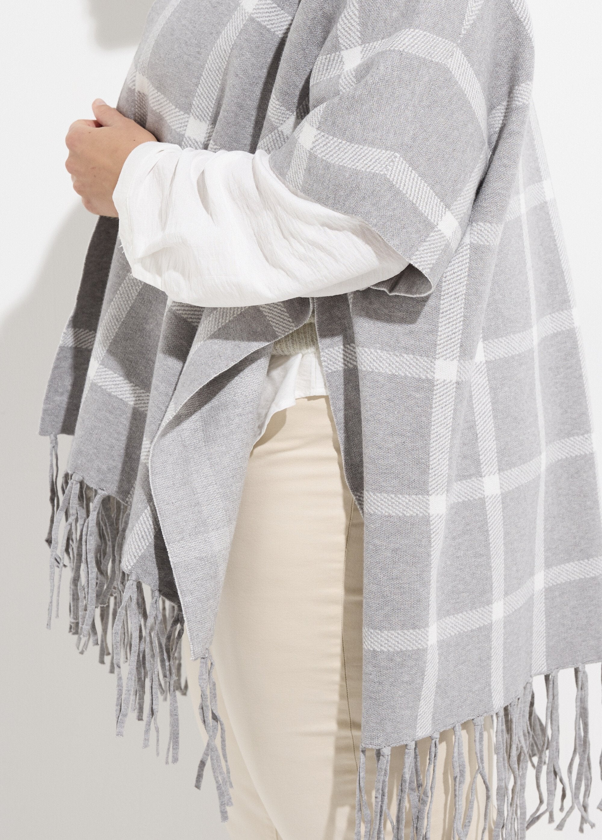 Knitted_cape_poncho_with_check_pattern_Gray_tiles_DE1_curvy