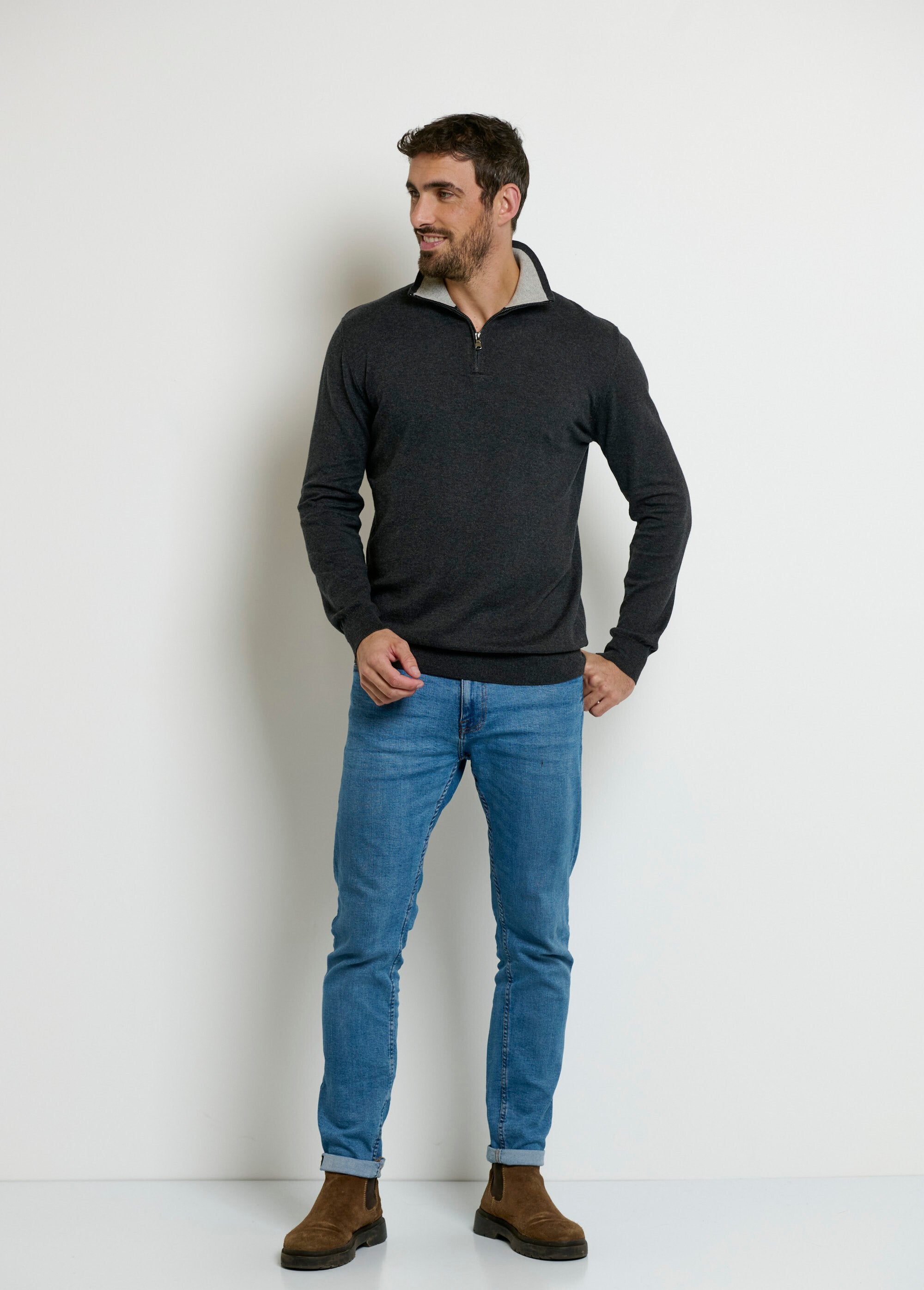Contrasting_zip-up_trucker-neck_sweater_Gray_SF1_slim