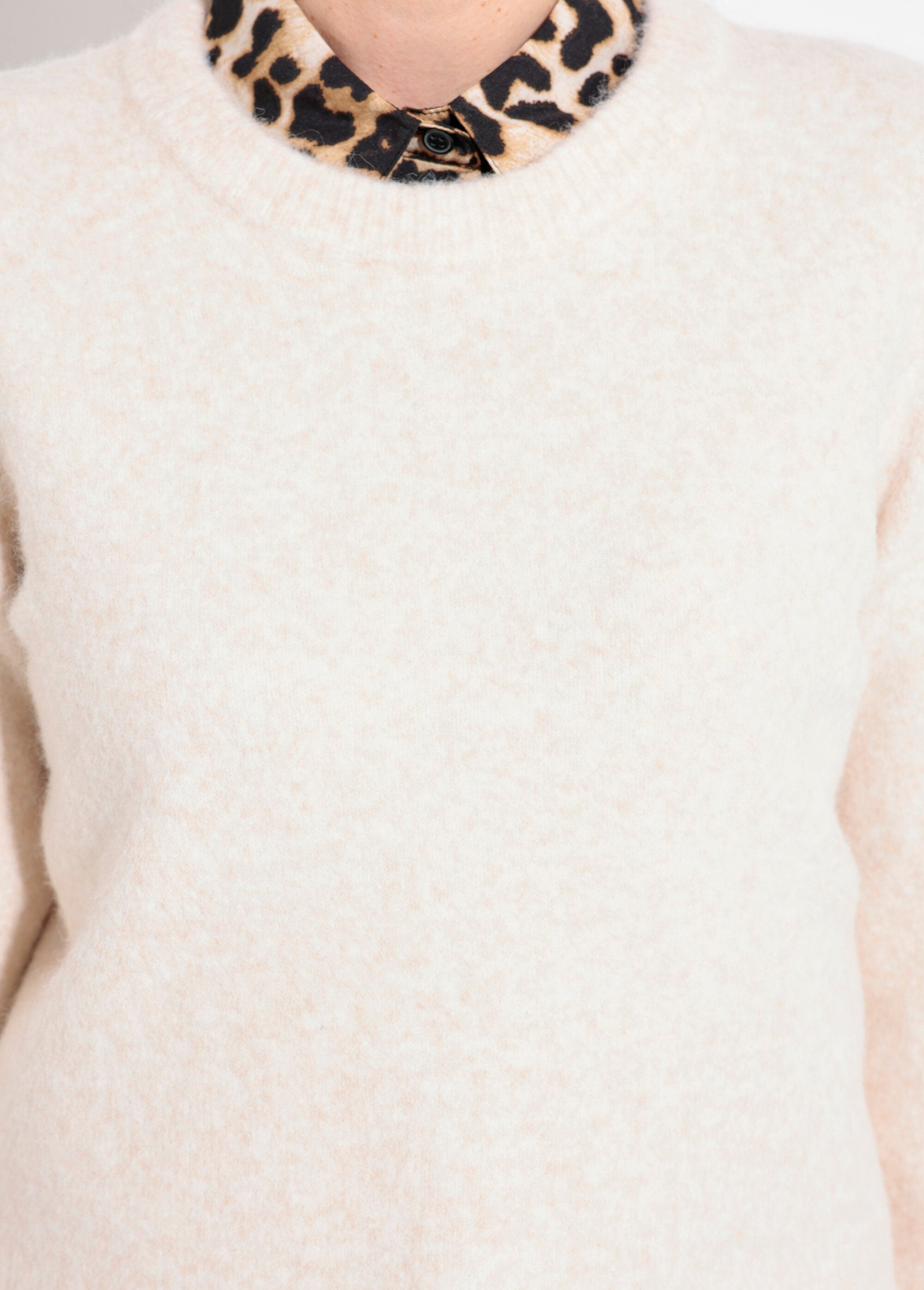 Warm_fluffy_wool_crew_neck_sweater_Beige_DE1_slim