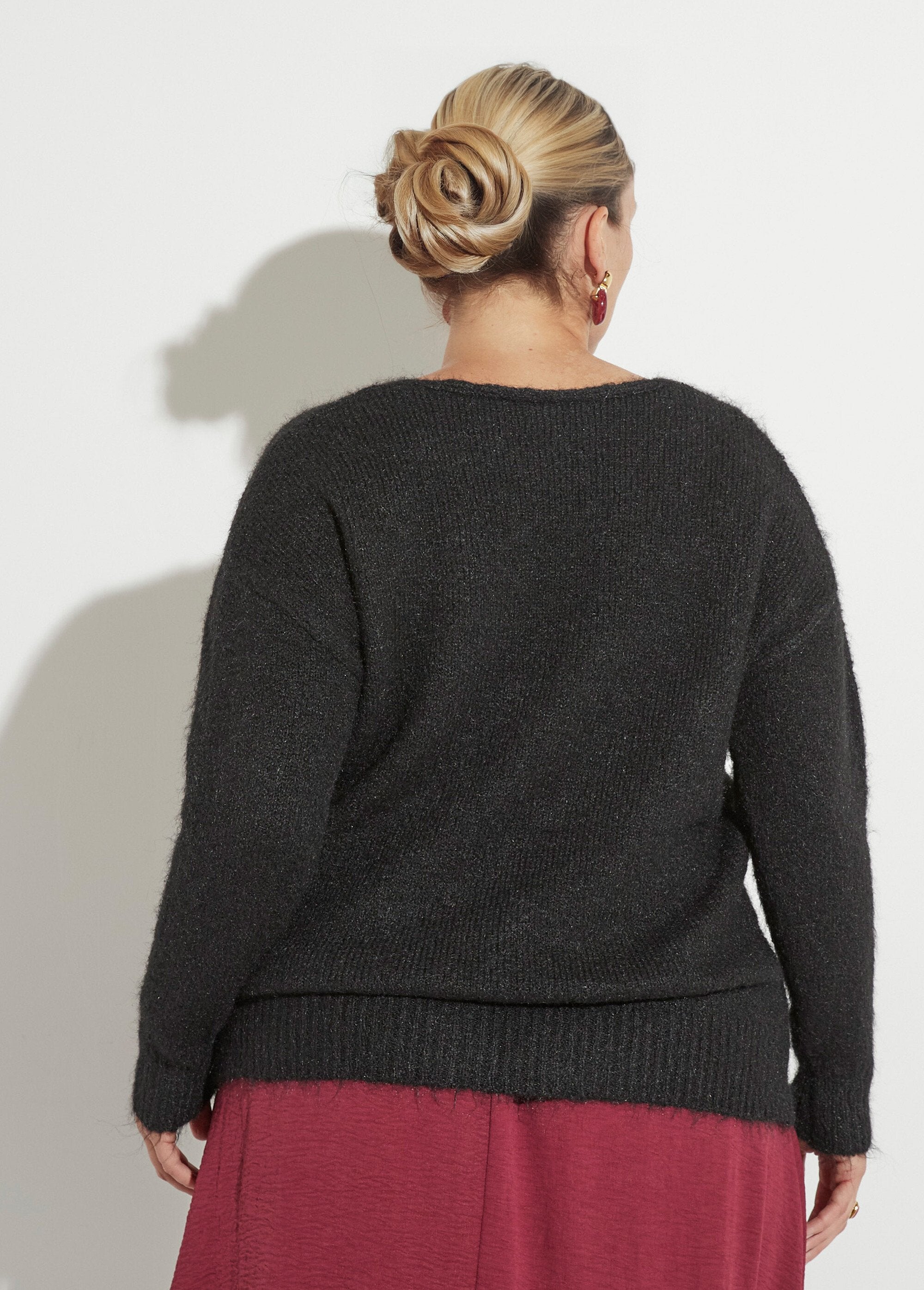 Thin_and_warm_V-neck_sweater_with_wool_Black_DO1_curvy