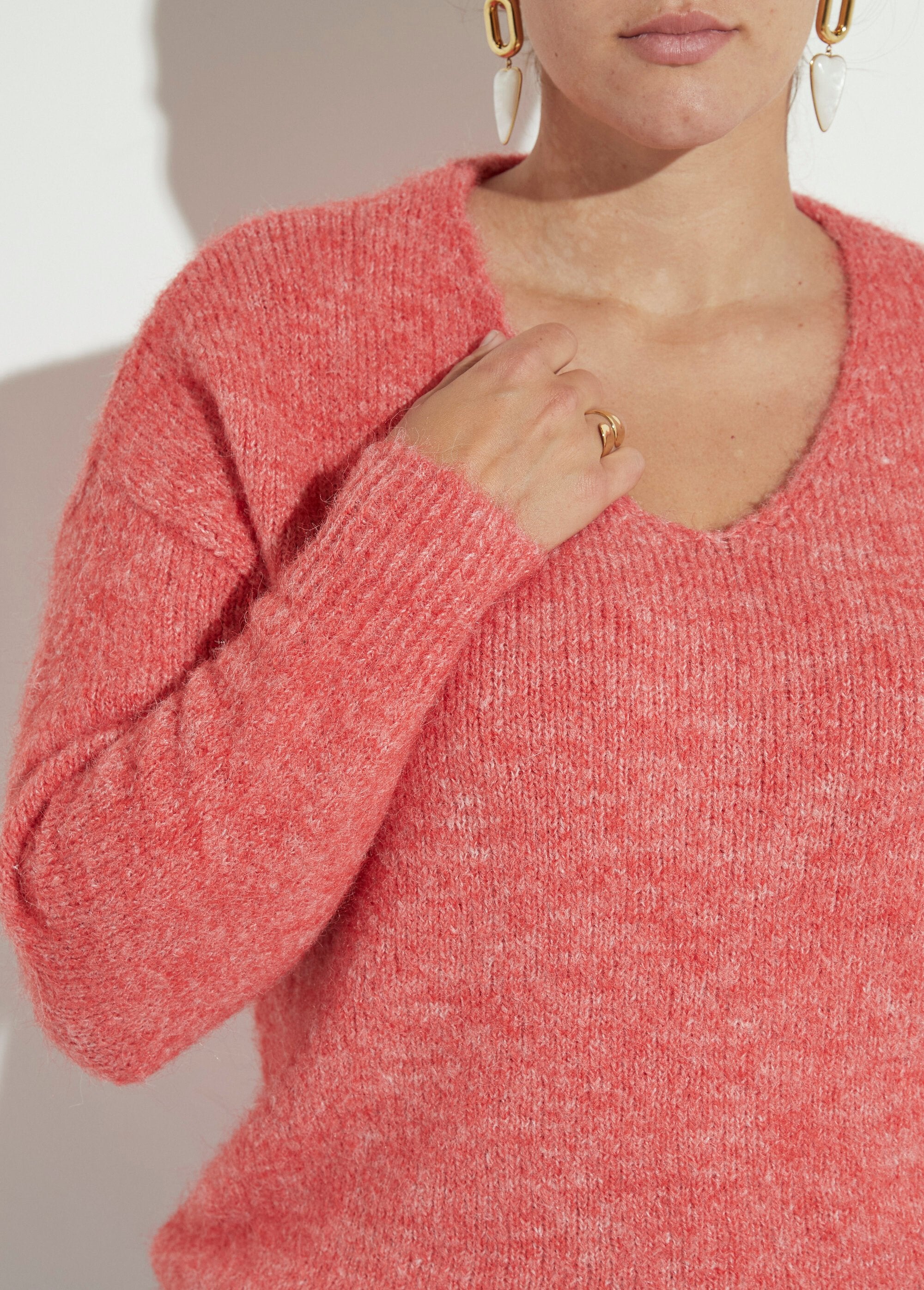 Thin_and_warm_V-neck_sweater_with_wool_Coral_DE1_curvy