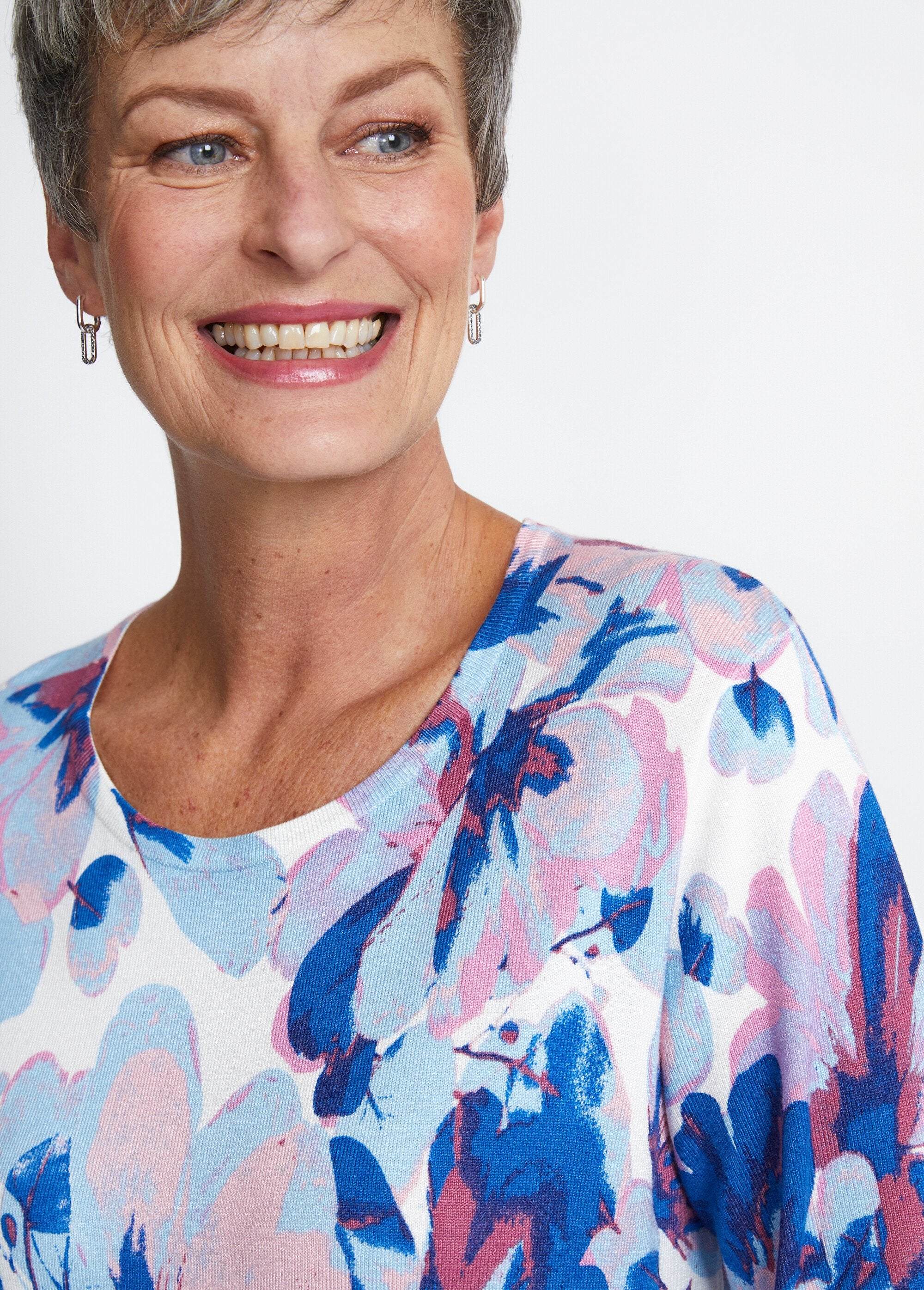 Floral_print_3/4_sleeve_sweater_Blue_and_pink_DE1_slim