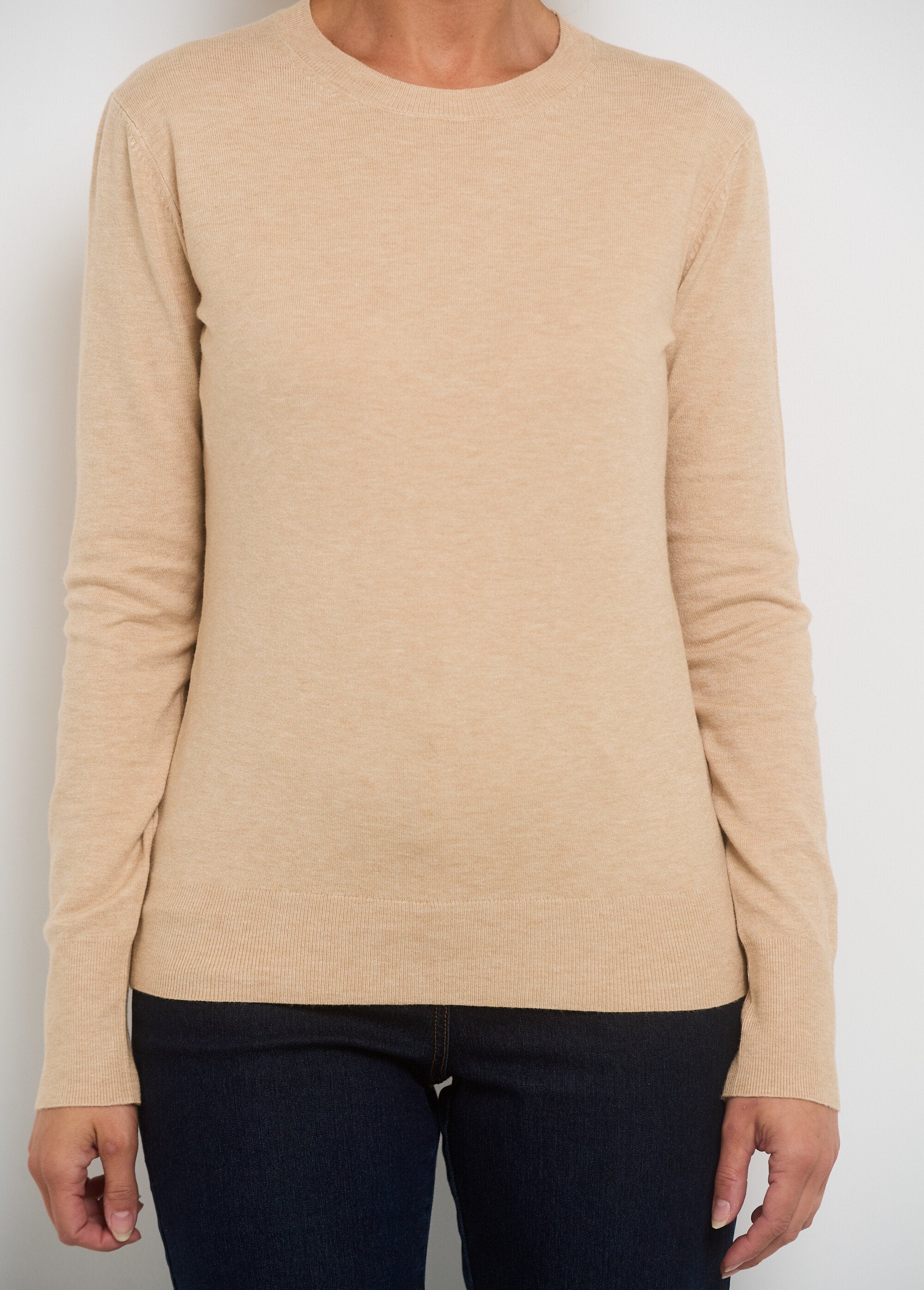 Fine_gauge_long-sleeved_knit_sweater_Beige_DE2_slim