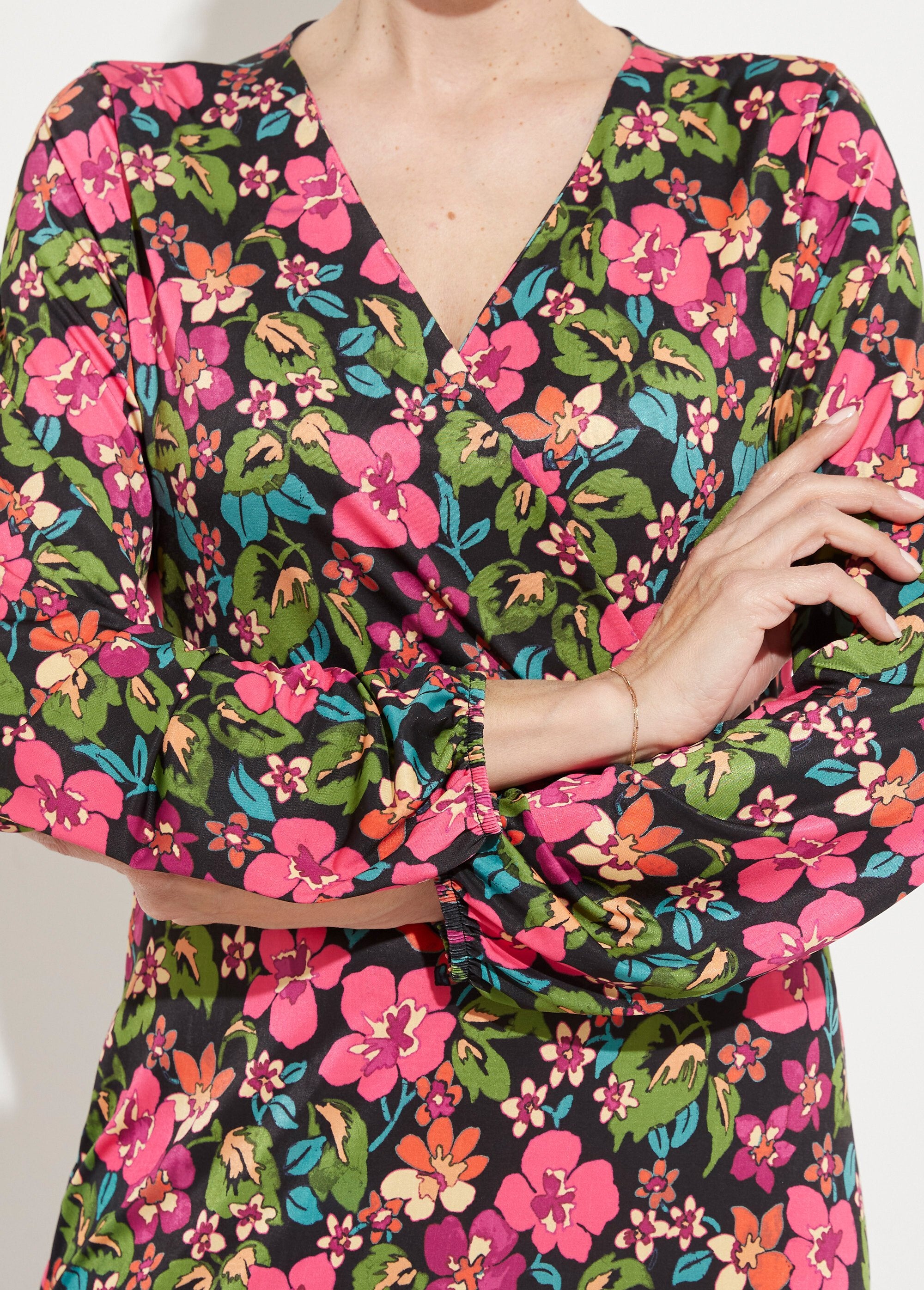 Short,_flared_floral_wrap_dress_Black_and_fuchsia_DE1_slim