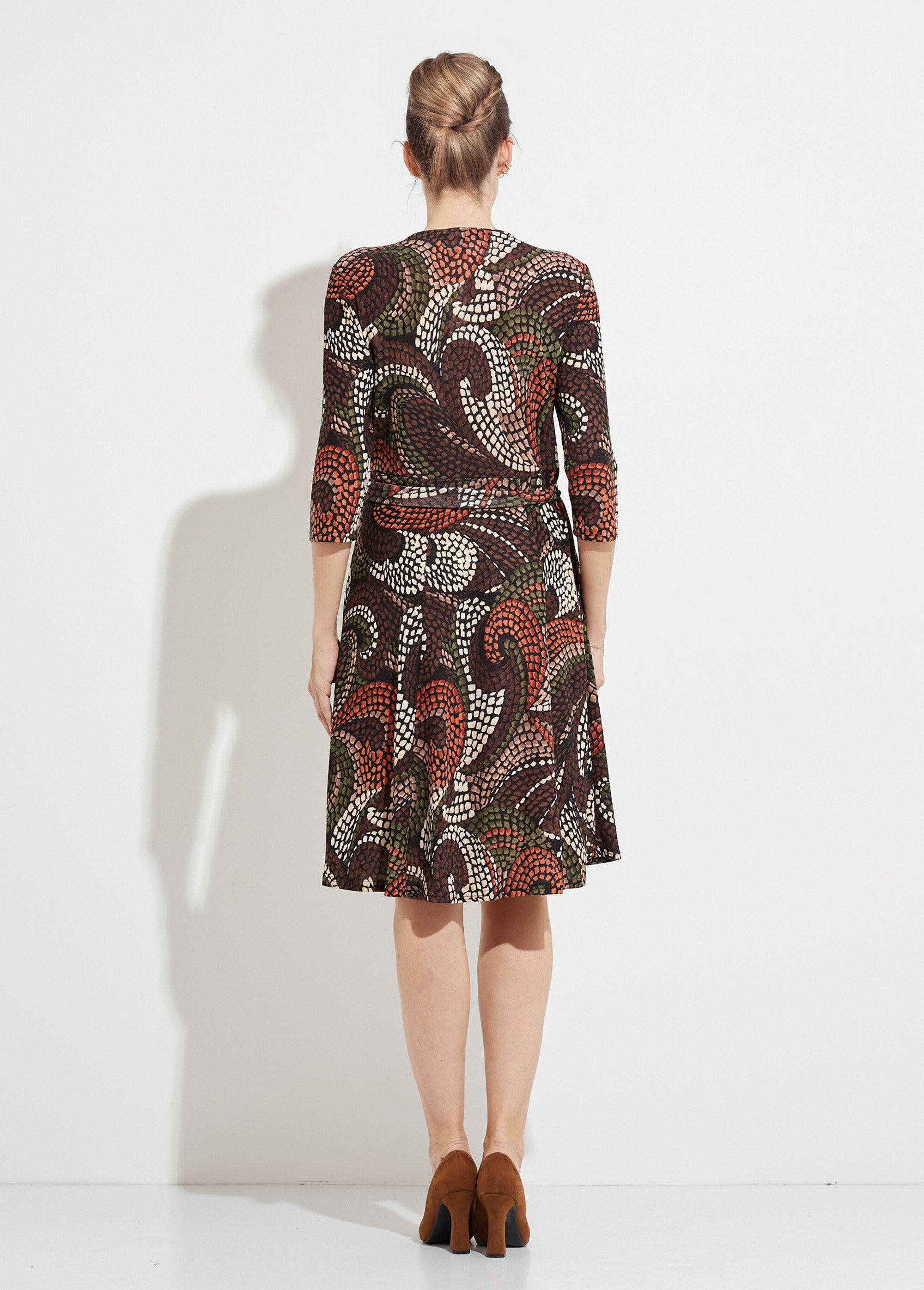 Short_graphic_flared_wrap_dress_Brown_and_beige_DO1_slim