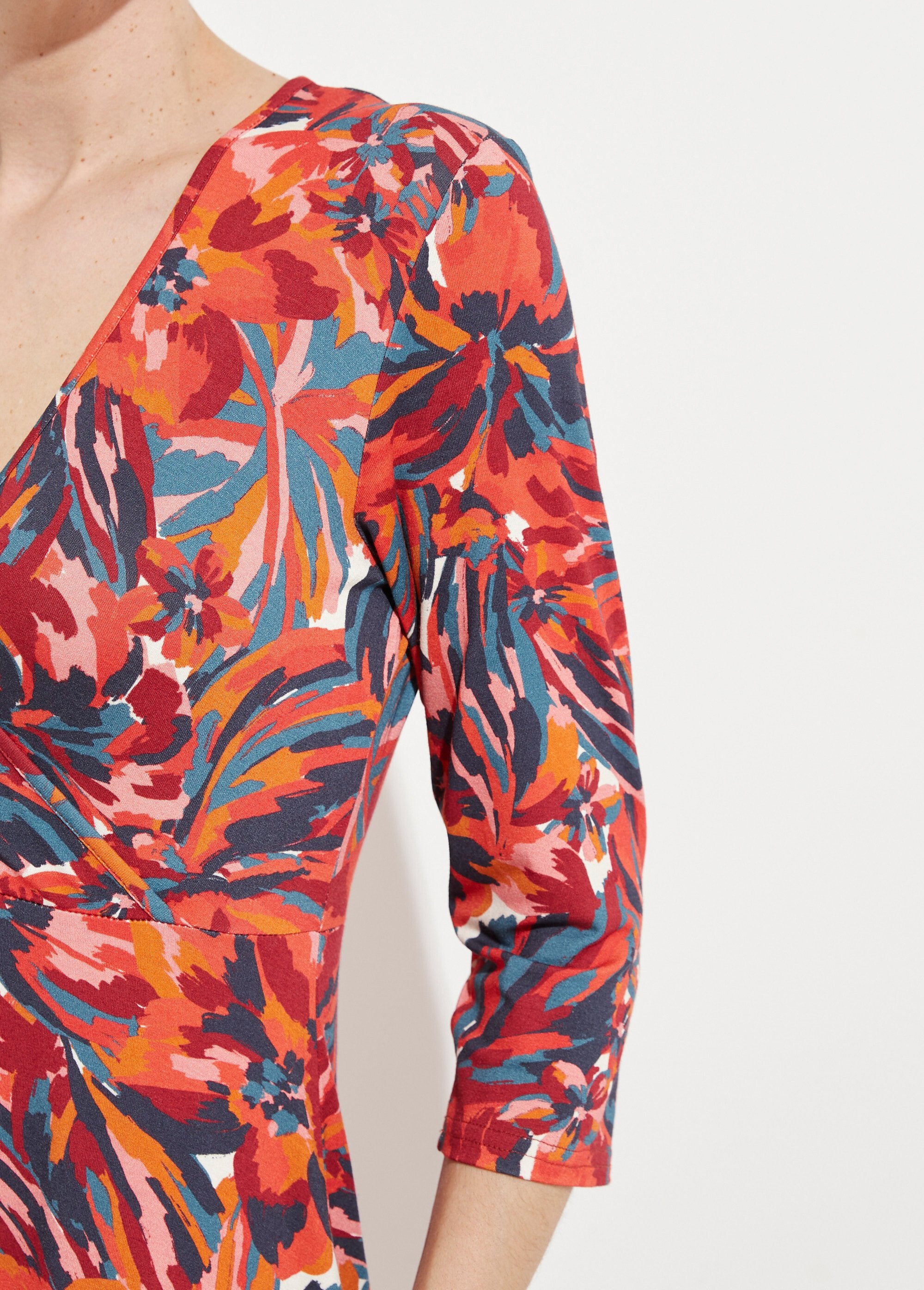 Short_wrap_dress_with_3/4_sleeves_and_floral_pattern_Tomette_print_DE2_slim