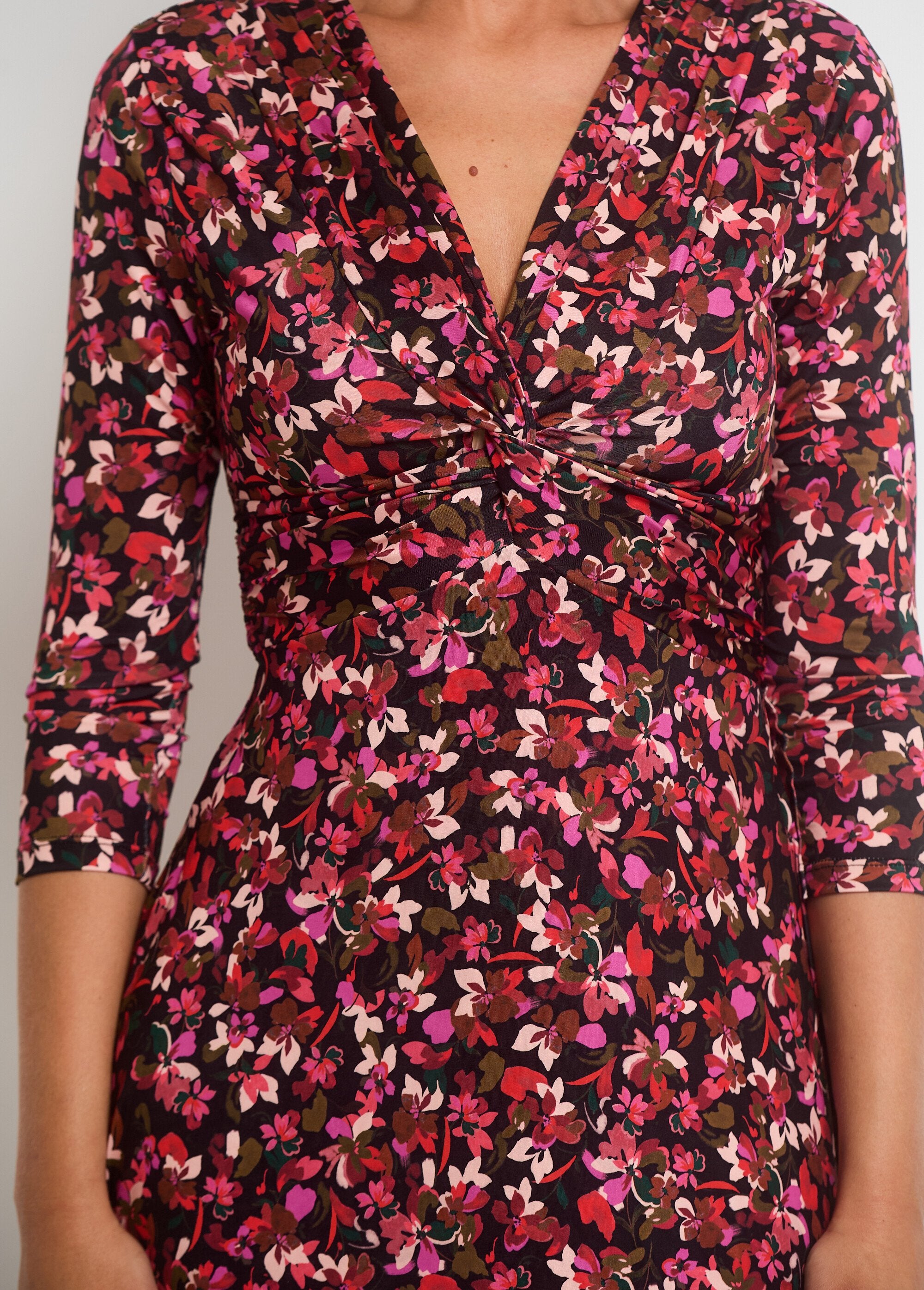 V-neck_dress_with_draped_waist_and_floral_print_Red_and_black_DE2_slim