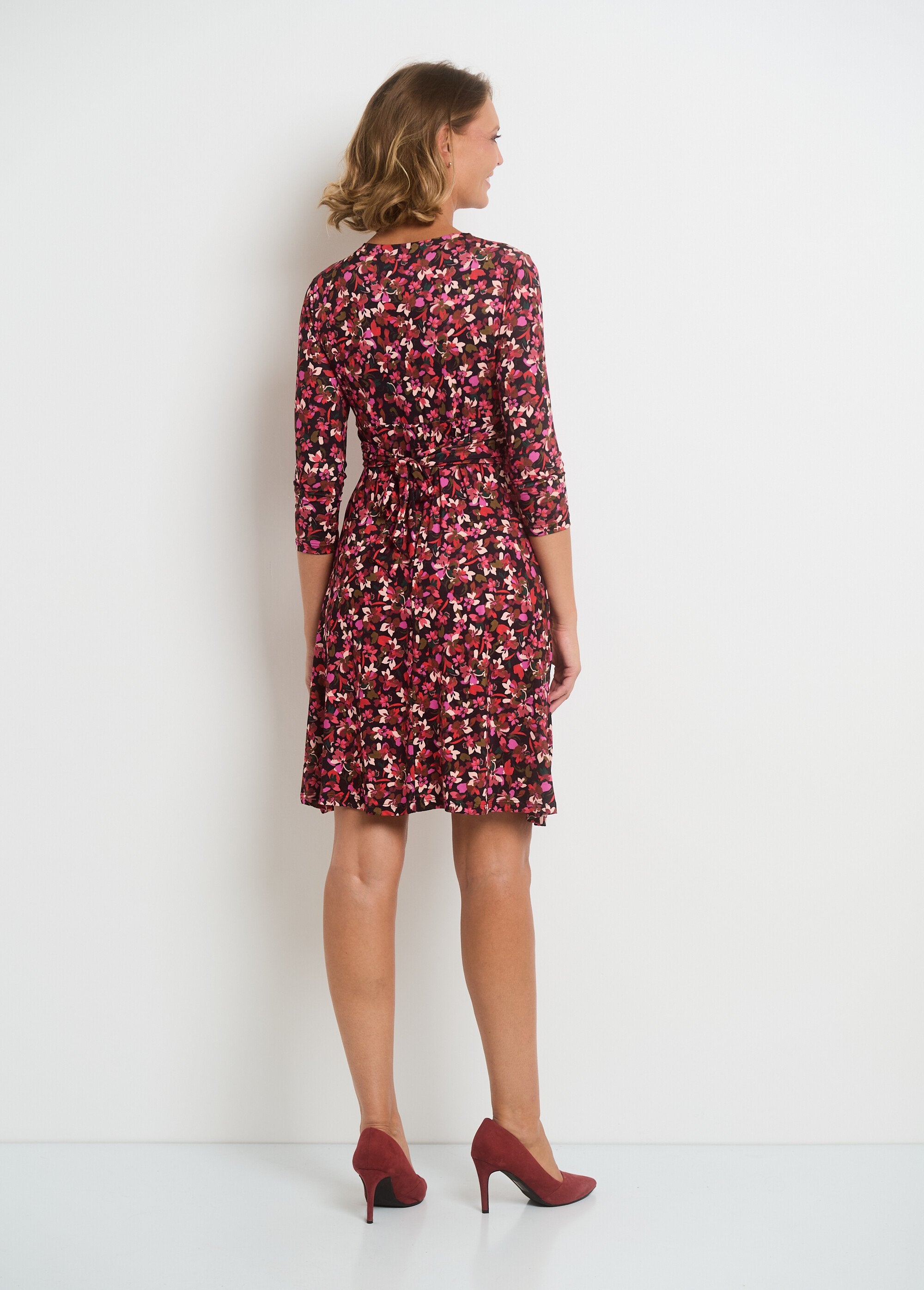 V-neck_dress_with_draped_waist_and_floral_print_Red_and_black_DO1_slim
