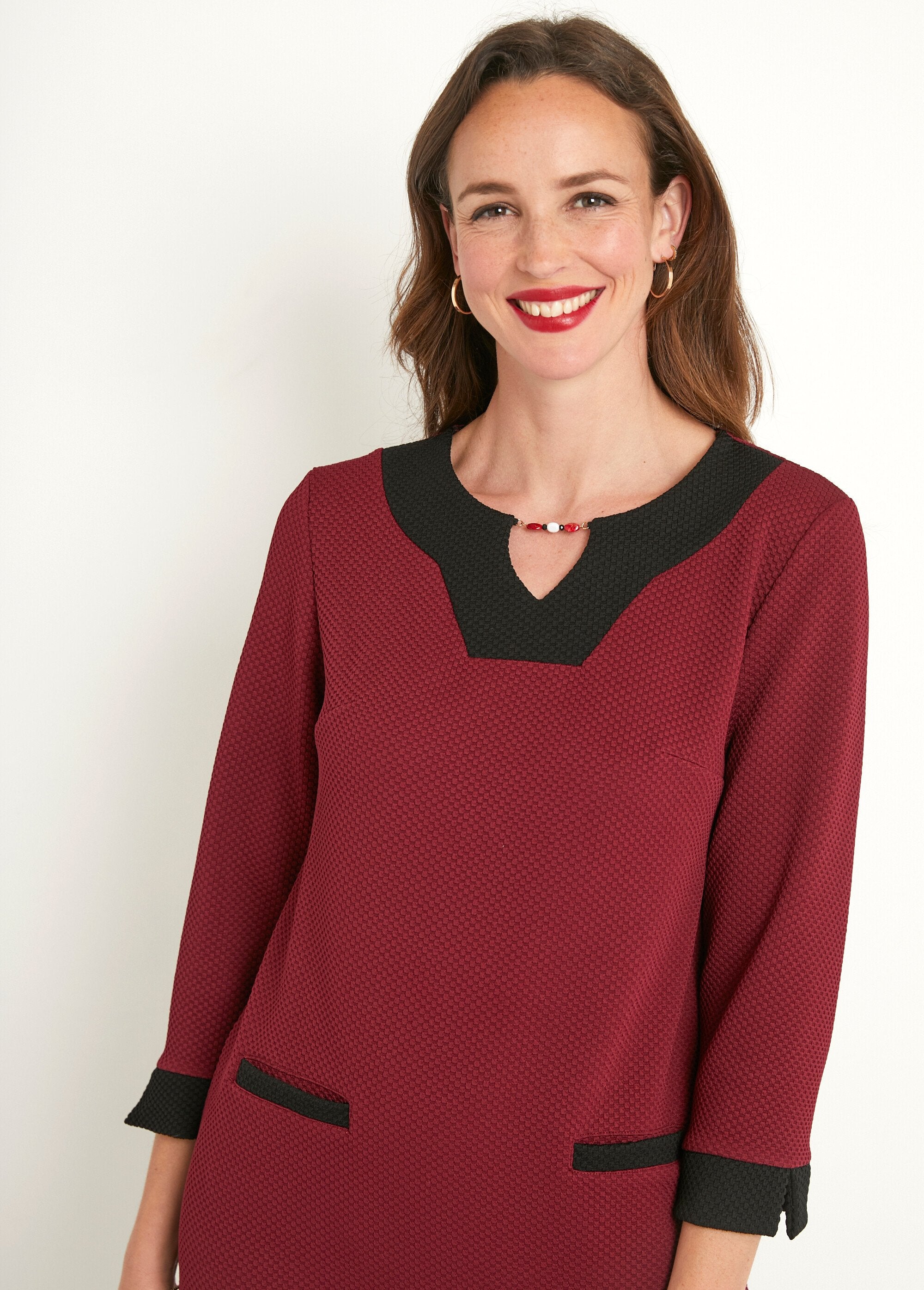 Short_two-tone_straight_dress,_3/4_sleeves_Bordeaux_and_black_DE1_slim