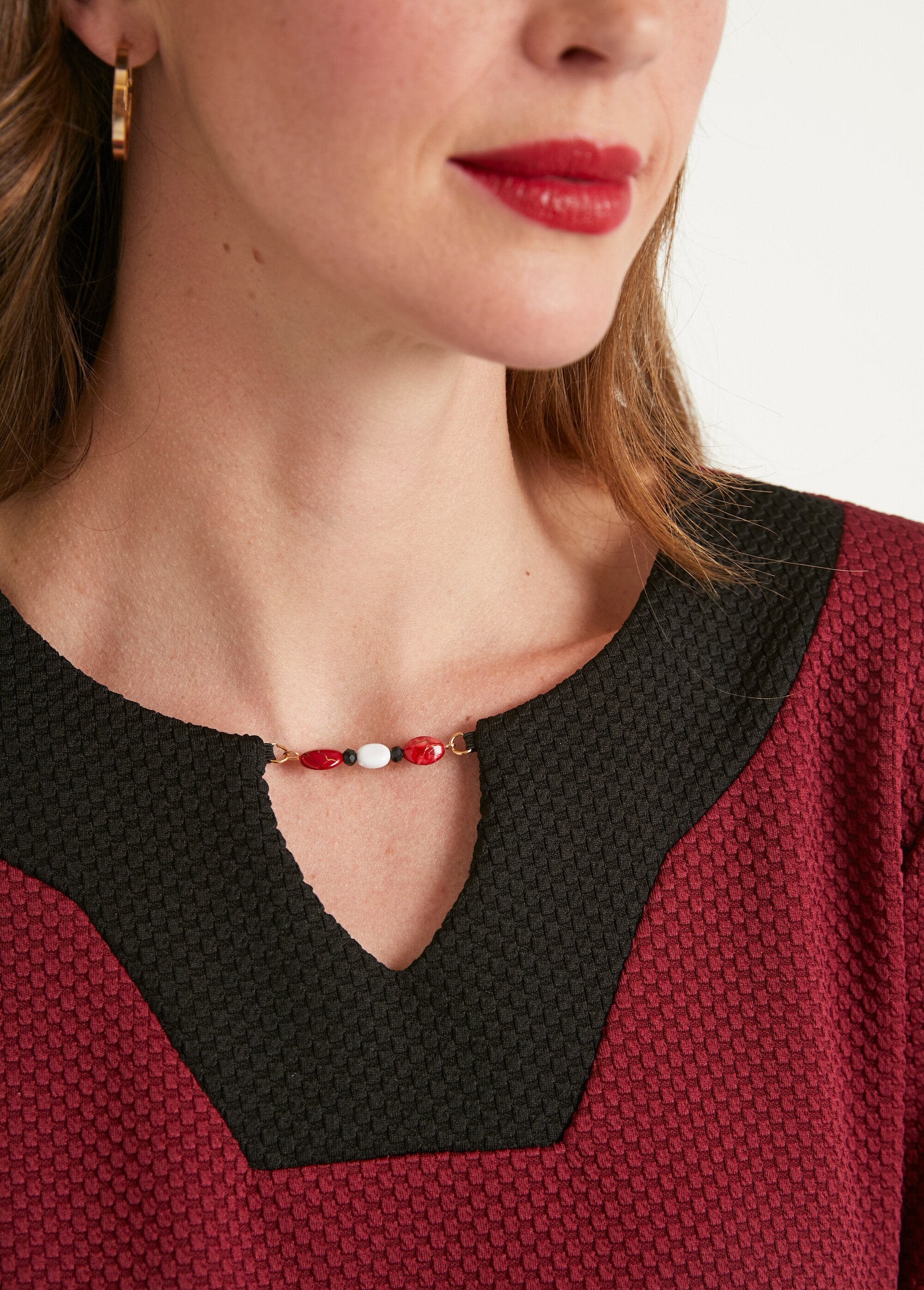 Short_two-tone_straight_dress,_3/4_sleeves_Bordeaux_and_black_DE2_slim