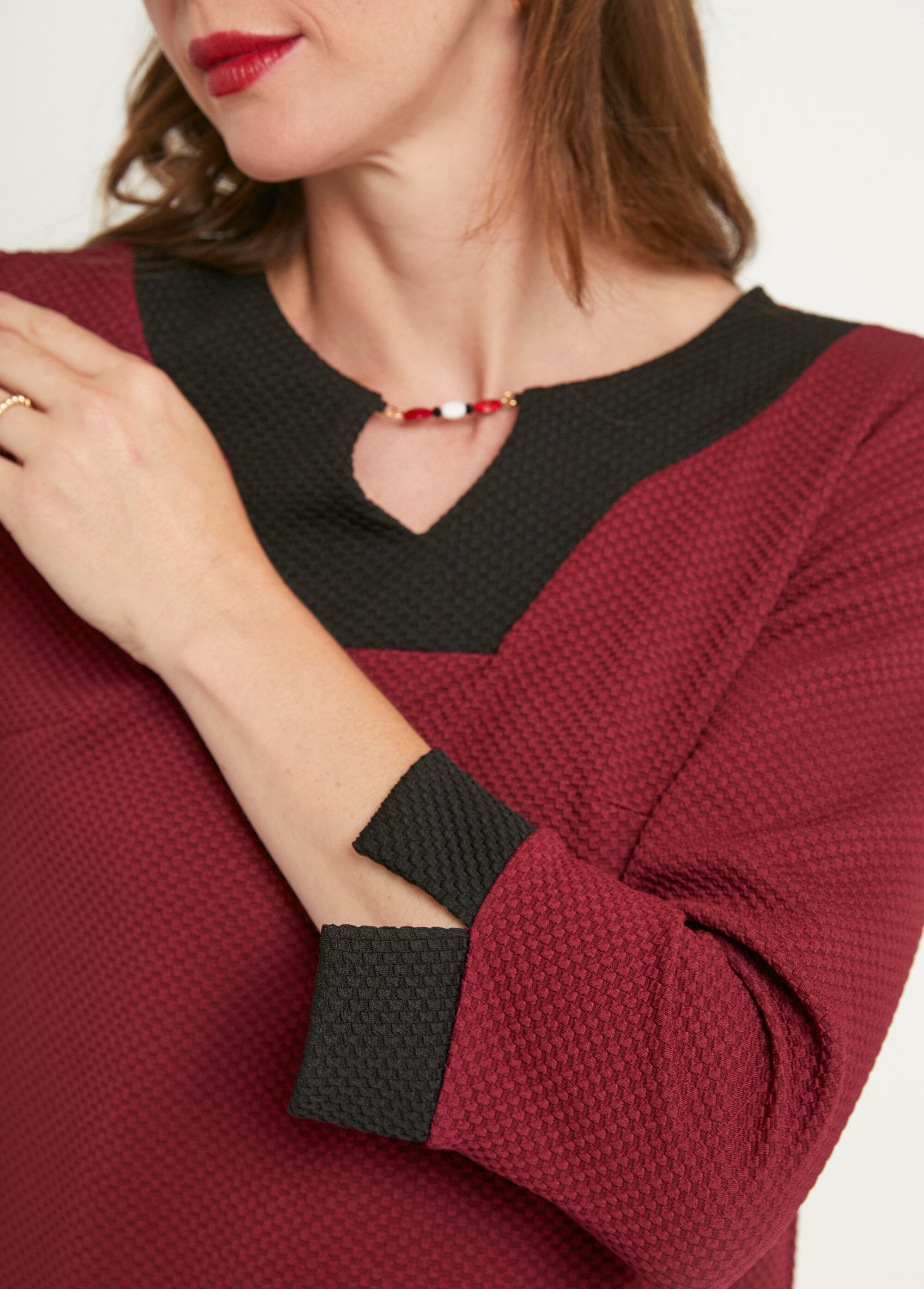 Short_two-tone_straight_dress,_3/4_sleeves_Bordeaux_and_black_DE3_slim