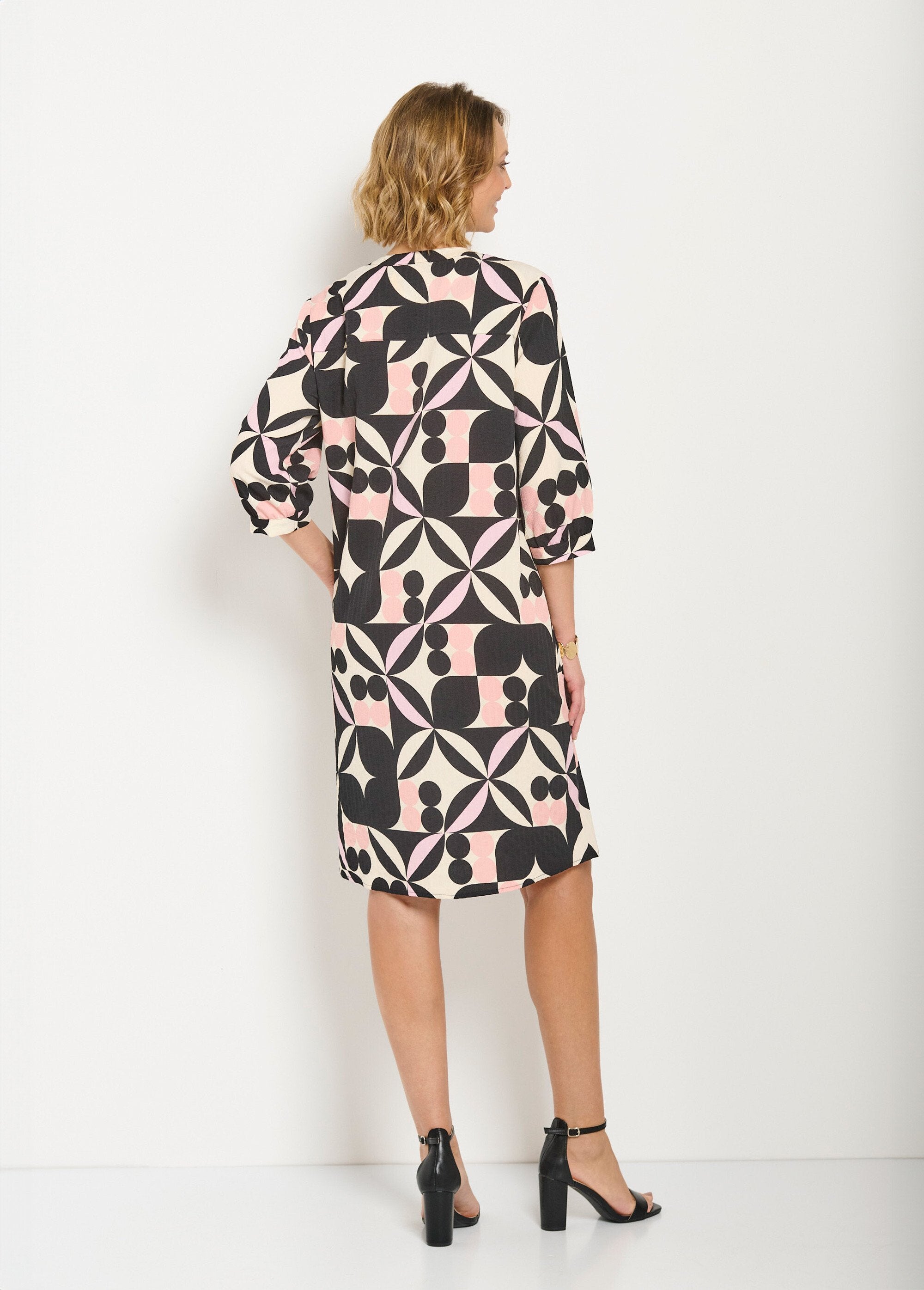 Short_straight_dress_with_3/4_sleeves_and_graphic_pattern_Black_and_pink_DO1_slim
