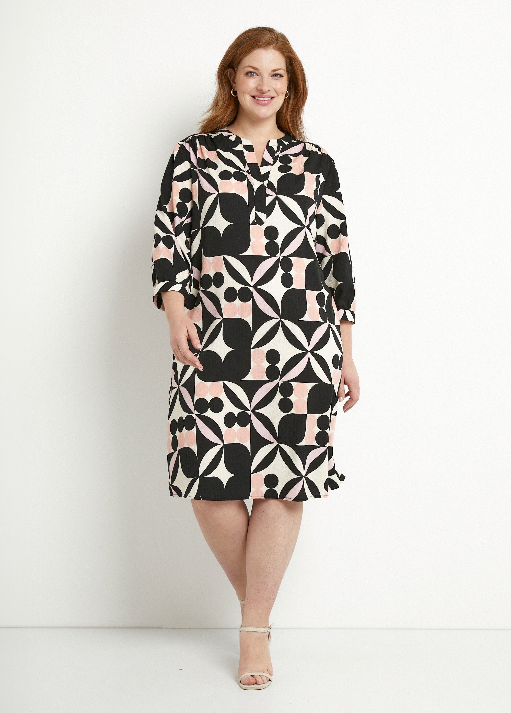 Short_straight_dress_with_3/4_sleeves_and_graphic_pattern_Black_and_pink_FA1_curvy