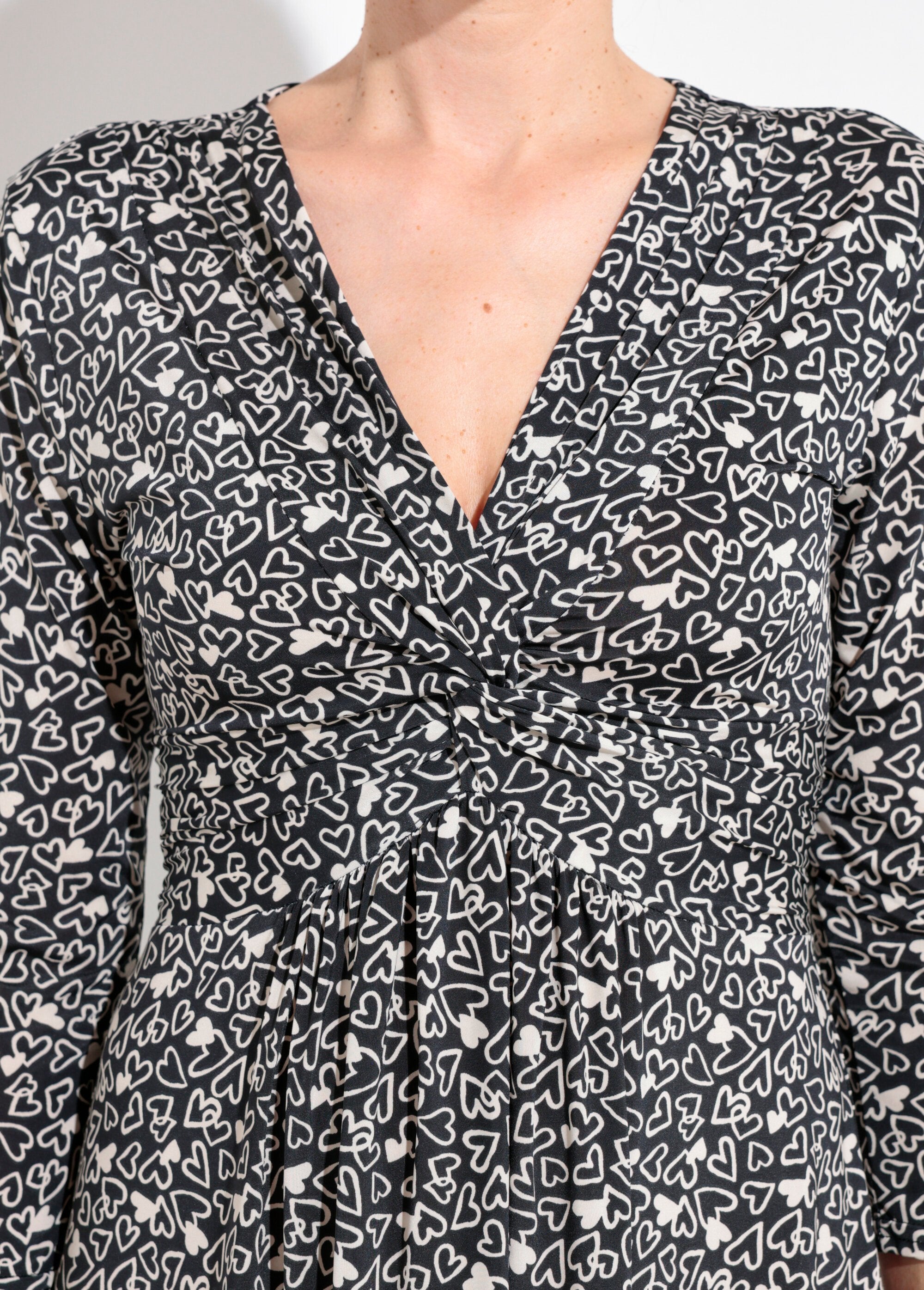 3/4_sleeve_dress_with_draped_V-neck_and_heart_pattern_Black_and_white_DE1_slim