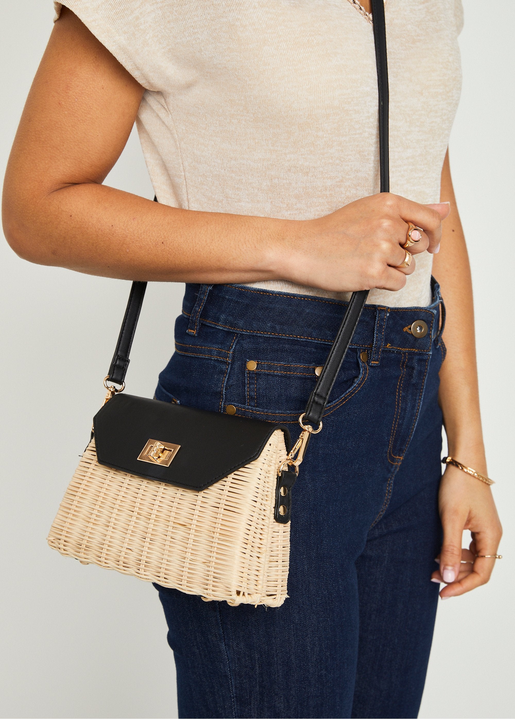 Two-tone_woven_rattan_messenger_bag_Natural_and_black_FA2_slim