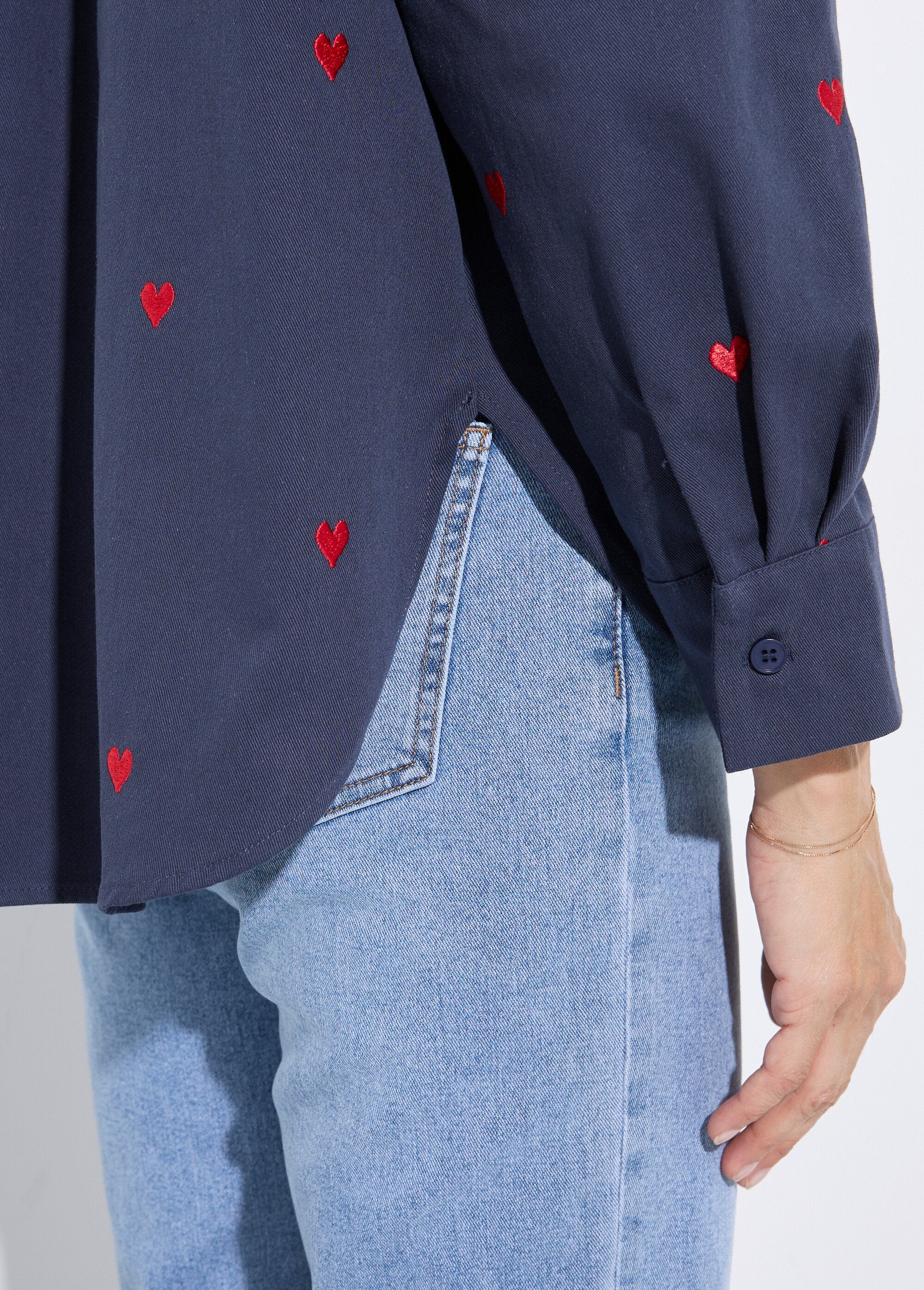 Twill_overshirt_with_embroidered_hearts_Marine_DE1_slim