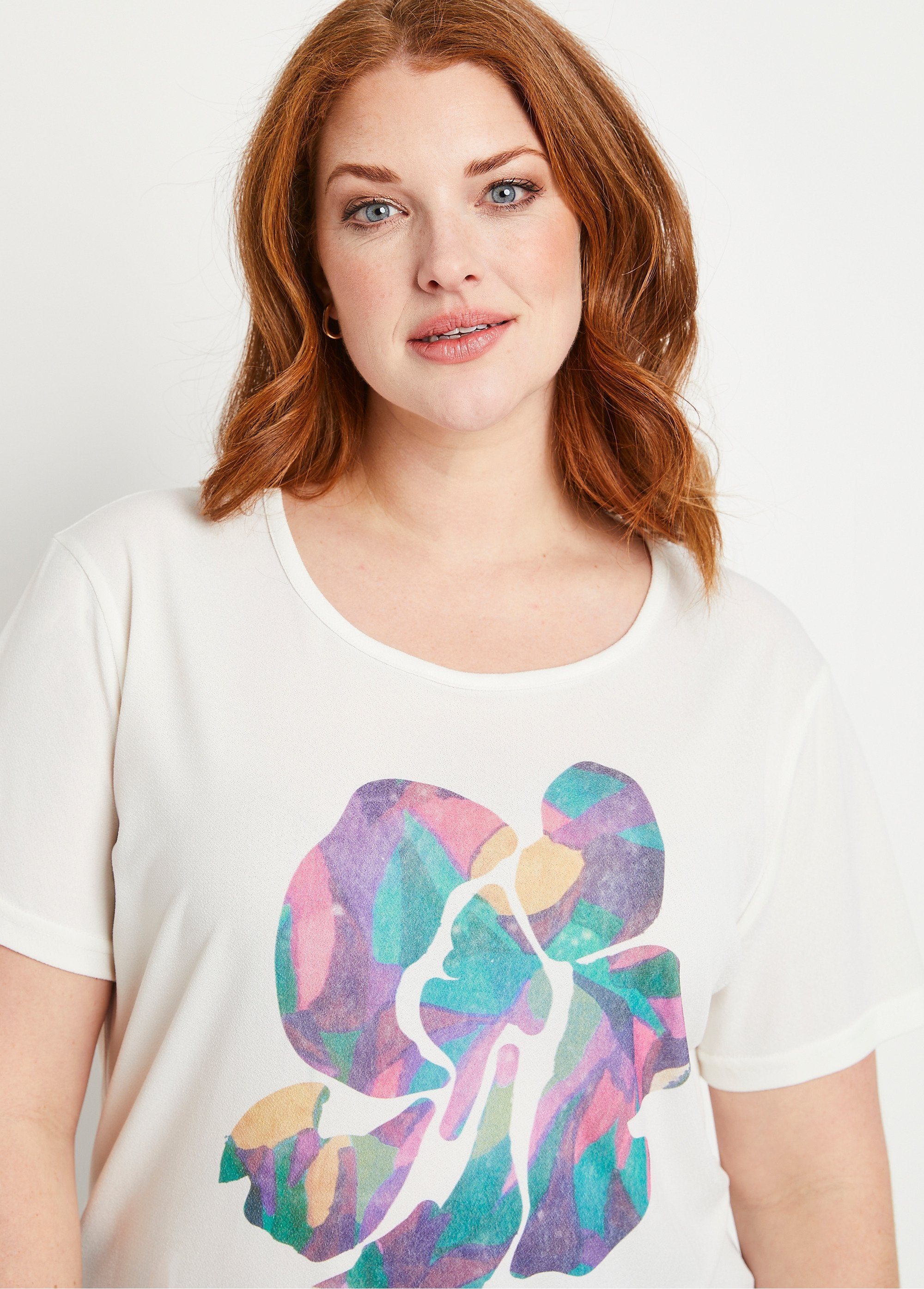 Round_neck_T-shirt_with_floral_pattern_Ecru_background_DE1_curvy
