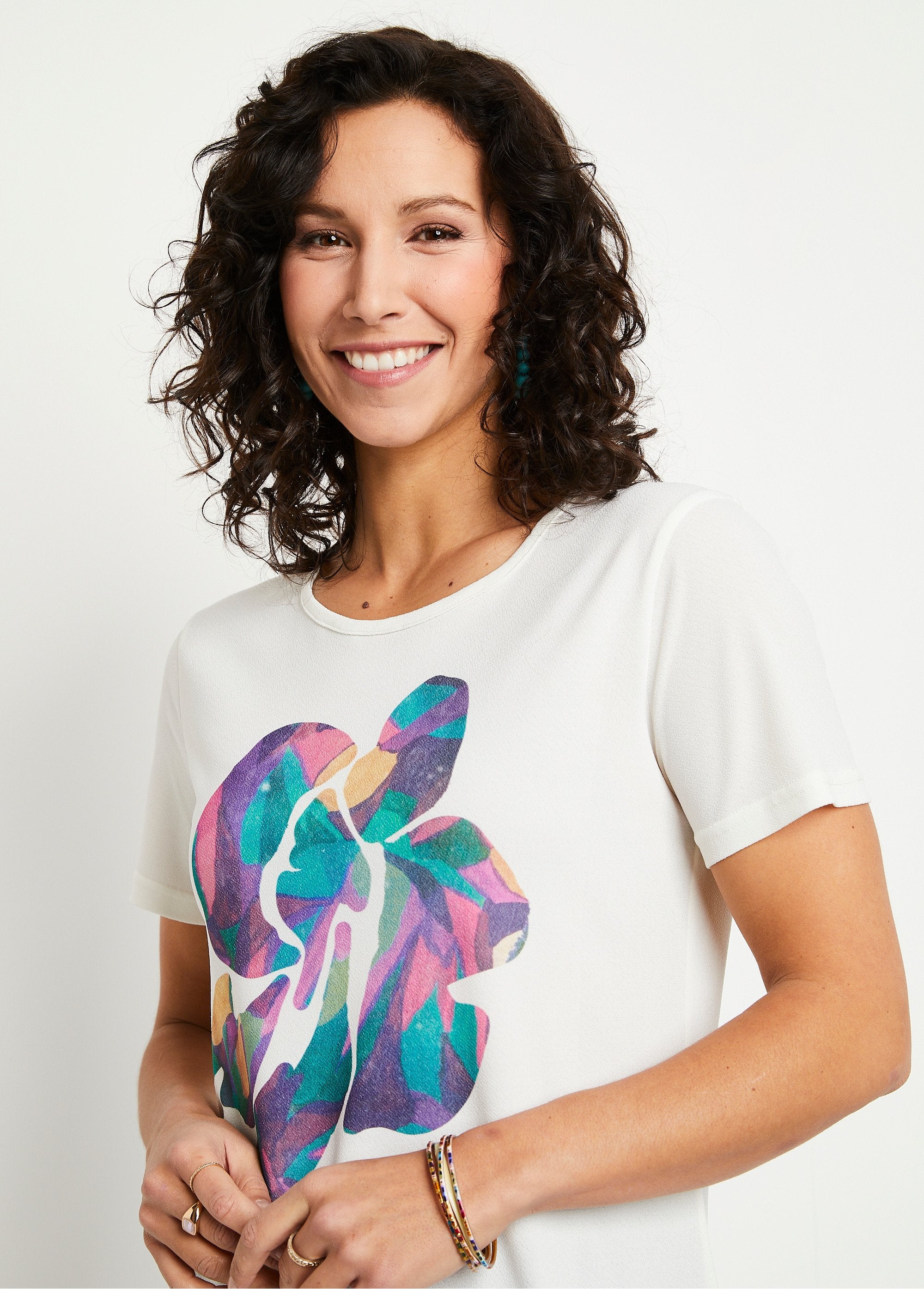 Round_neck_T-shirt_with_floral_pattern_Ecru_background_DE1_slim