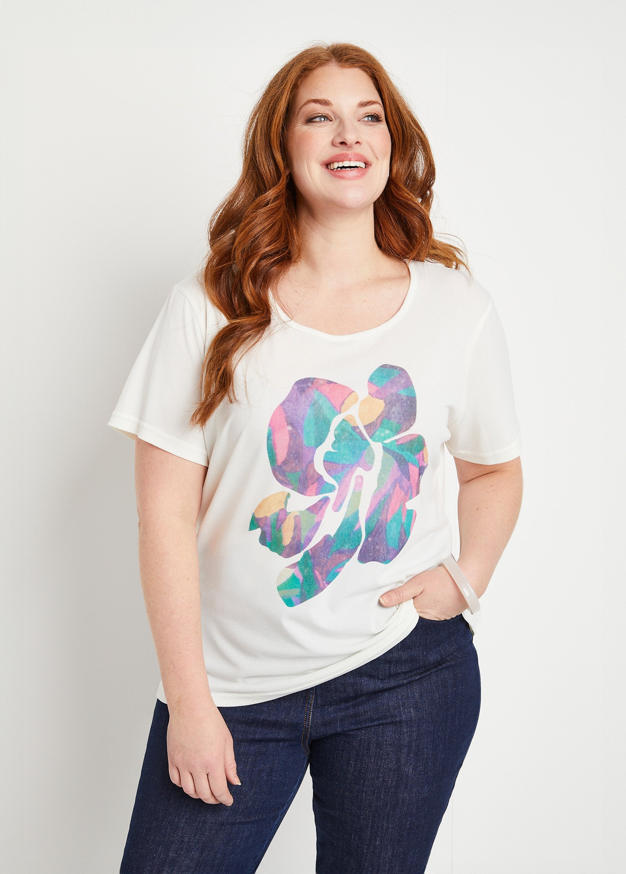 Round_neck_T-shirt_with_floral_pattern_Ecru_background_FA1_curvy