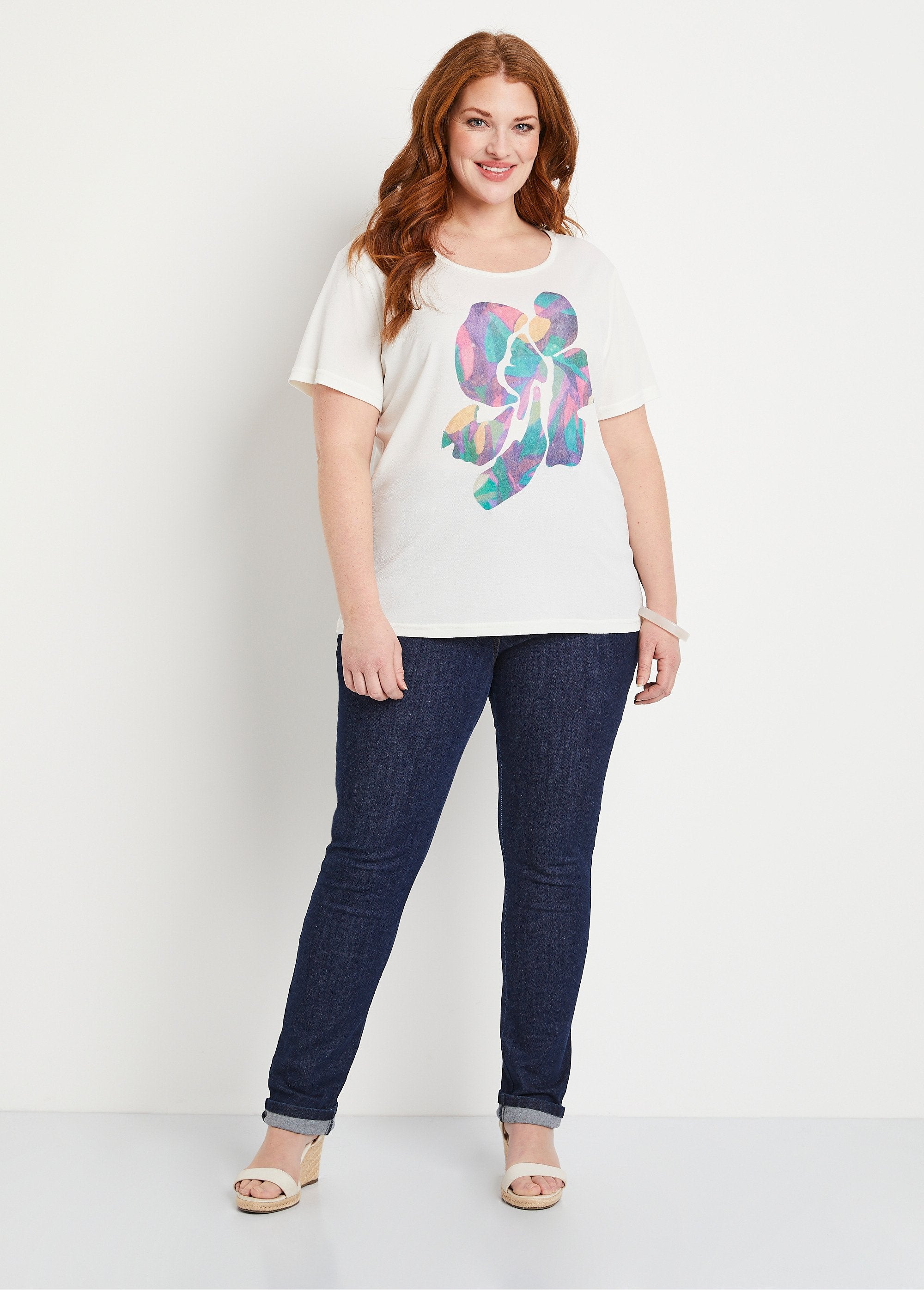 Round_neck_T-shirt_with_floral_pattern_Ecru_background_SF1_curvy