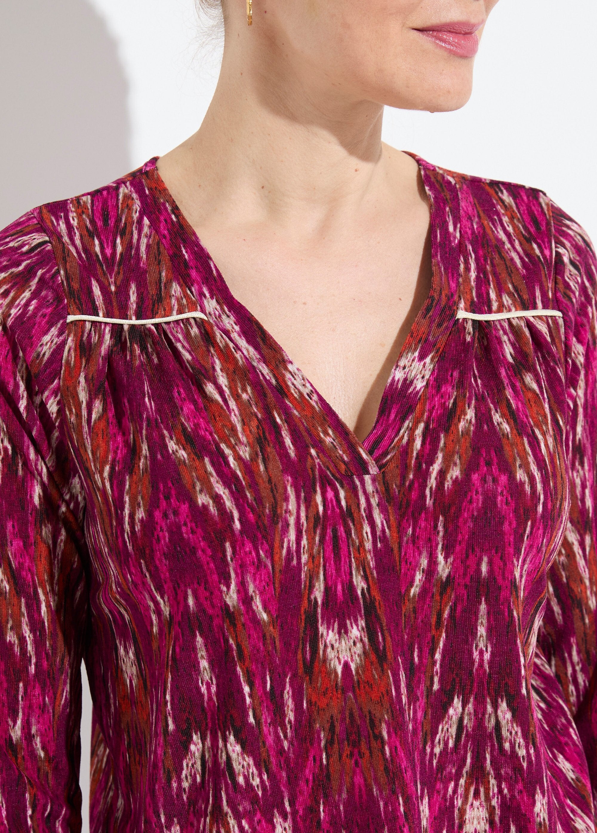 Warm_V-neck_printed_long-sleeved_T-shirt_Blackcurrant_and_beige_DE1_slim