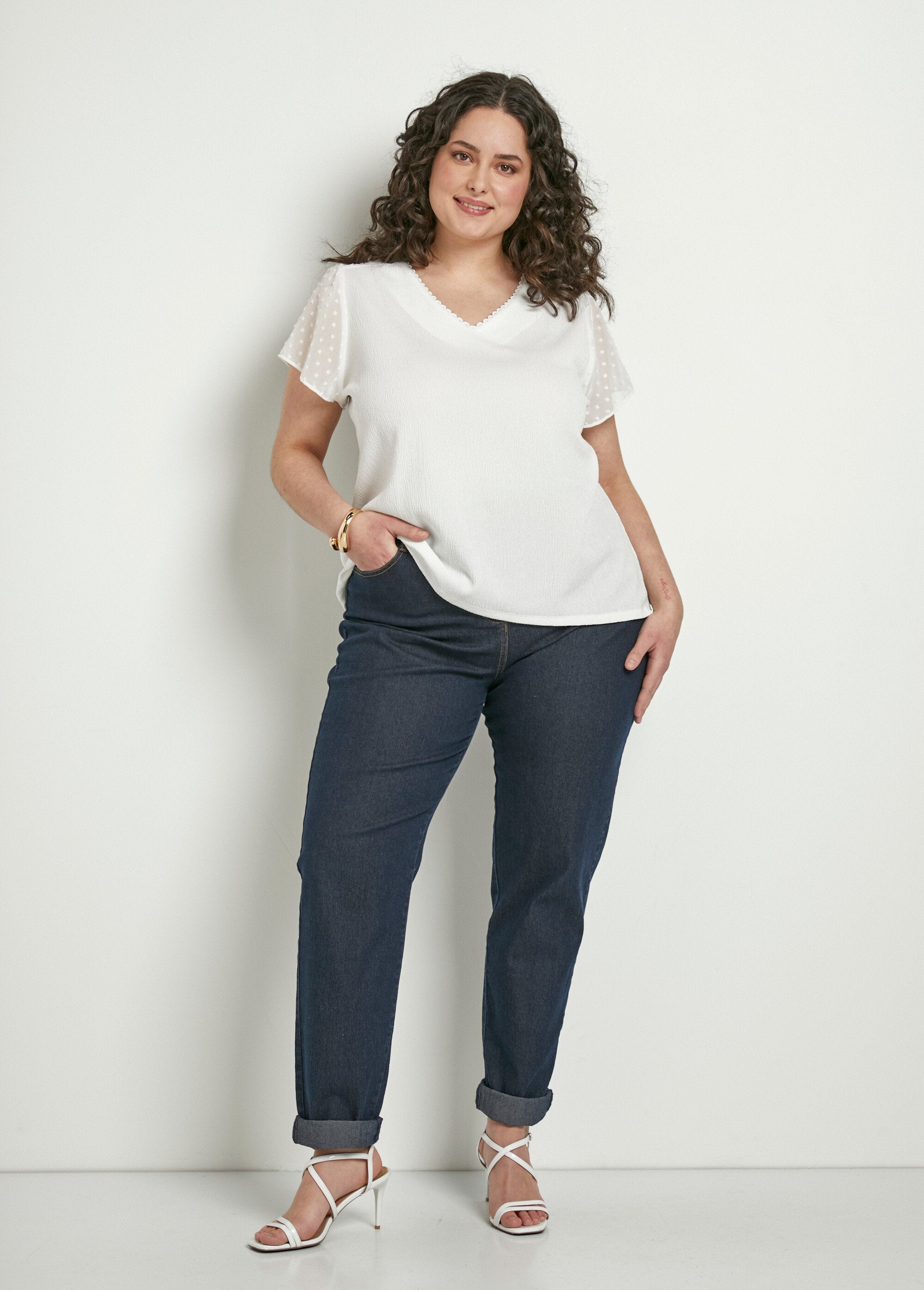 Short-sleeved_V-neck_polka_dot_t-shirt_White_SF1_curvy