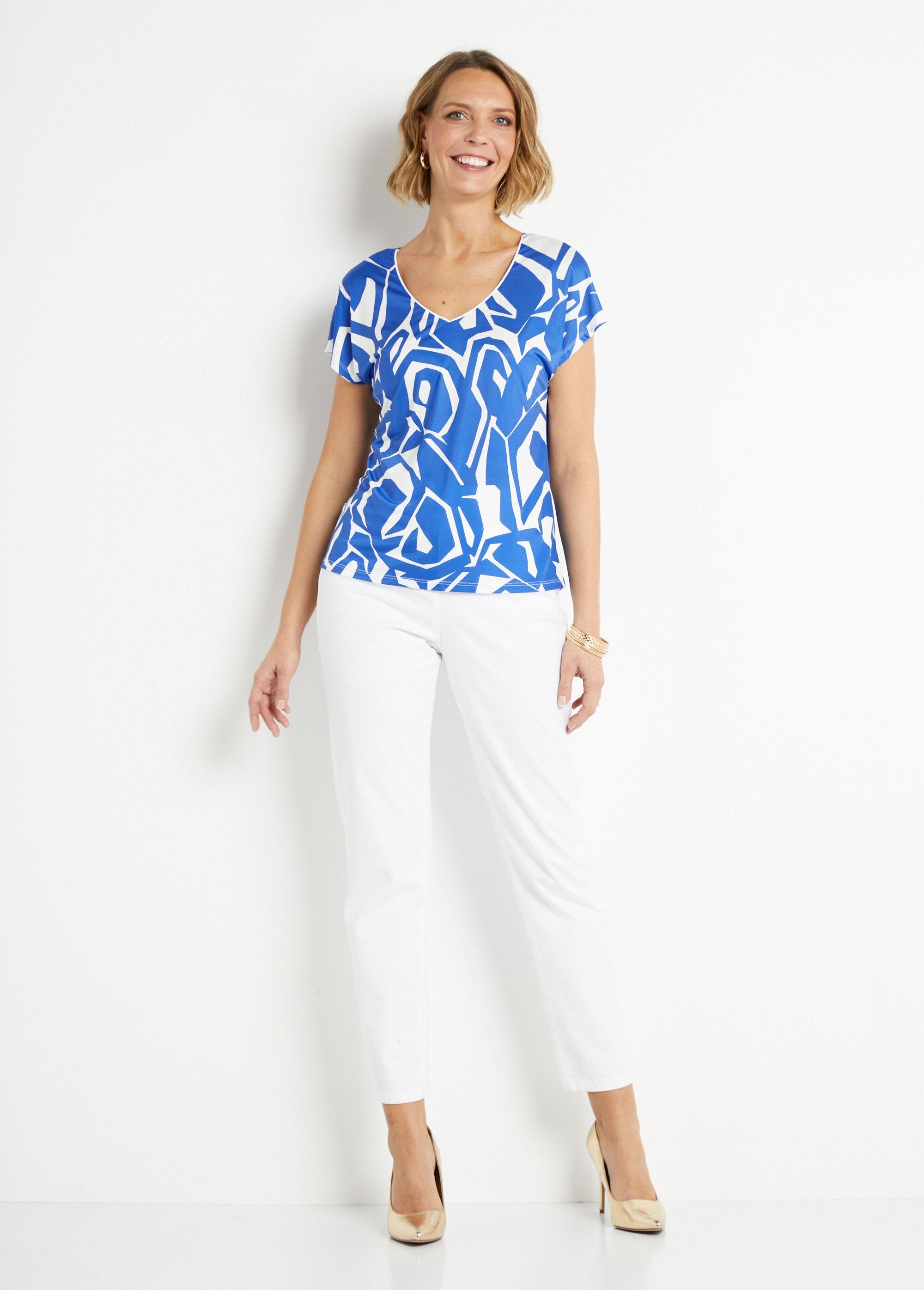 Short_straight_V-neck_graphic_print_t-shirt_Blue_and_white_SF1_slim