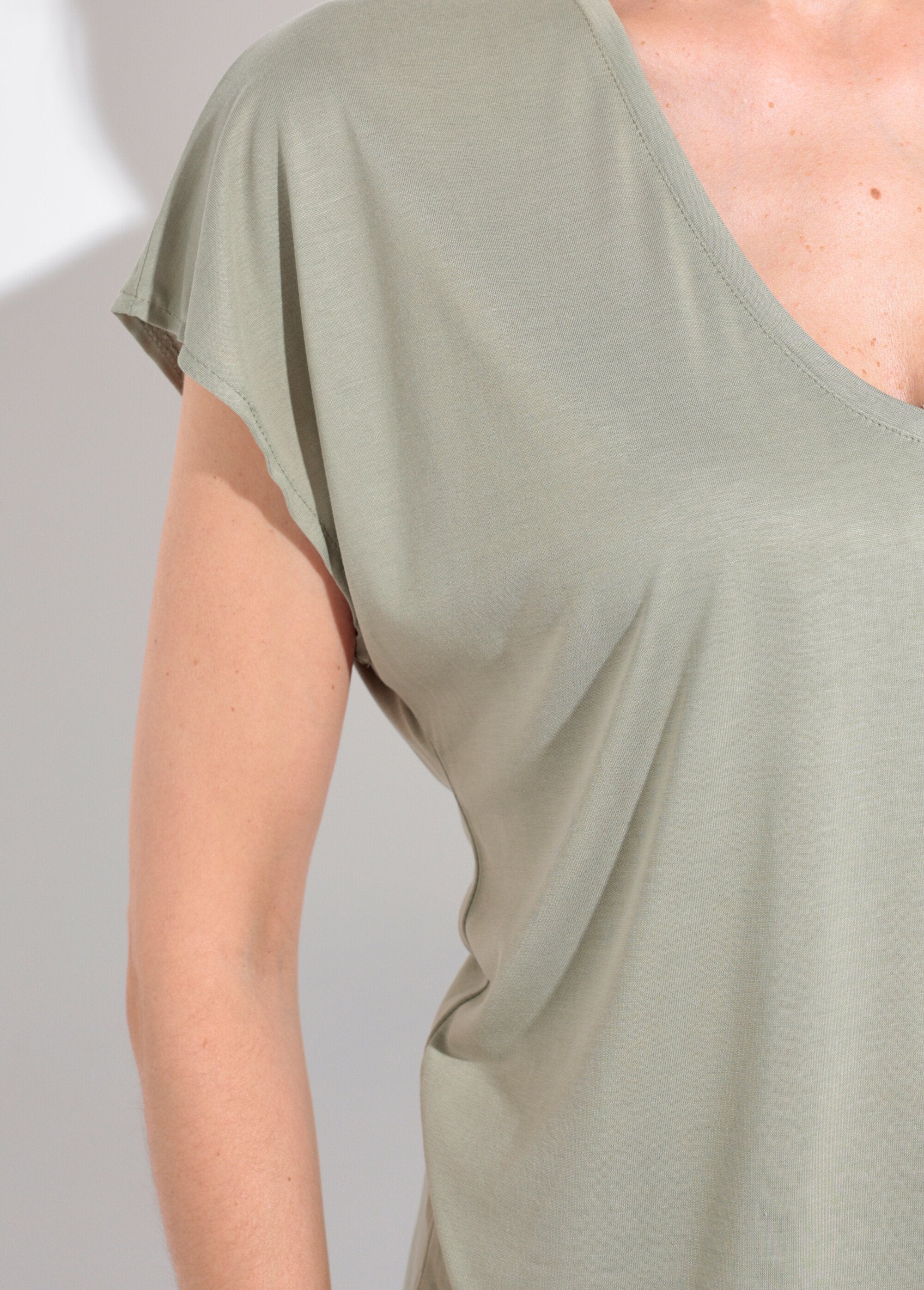 Loose-fitting,_short-sleeved_T-shirt_Light_khaki_DE2_slim