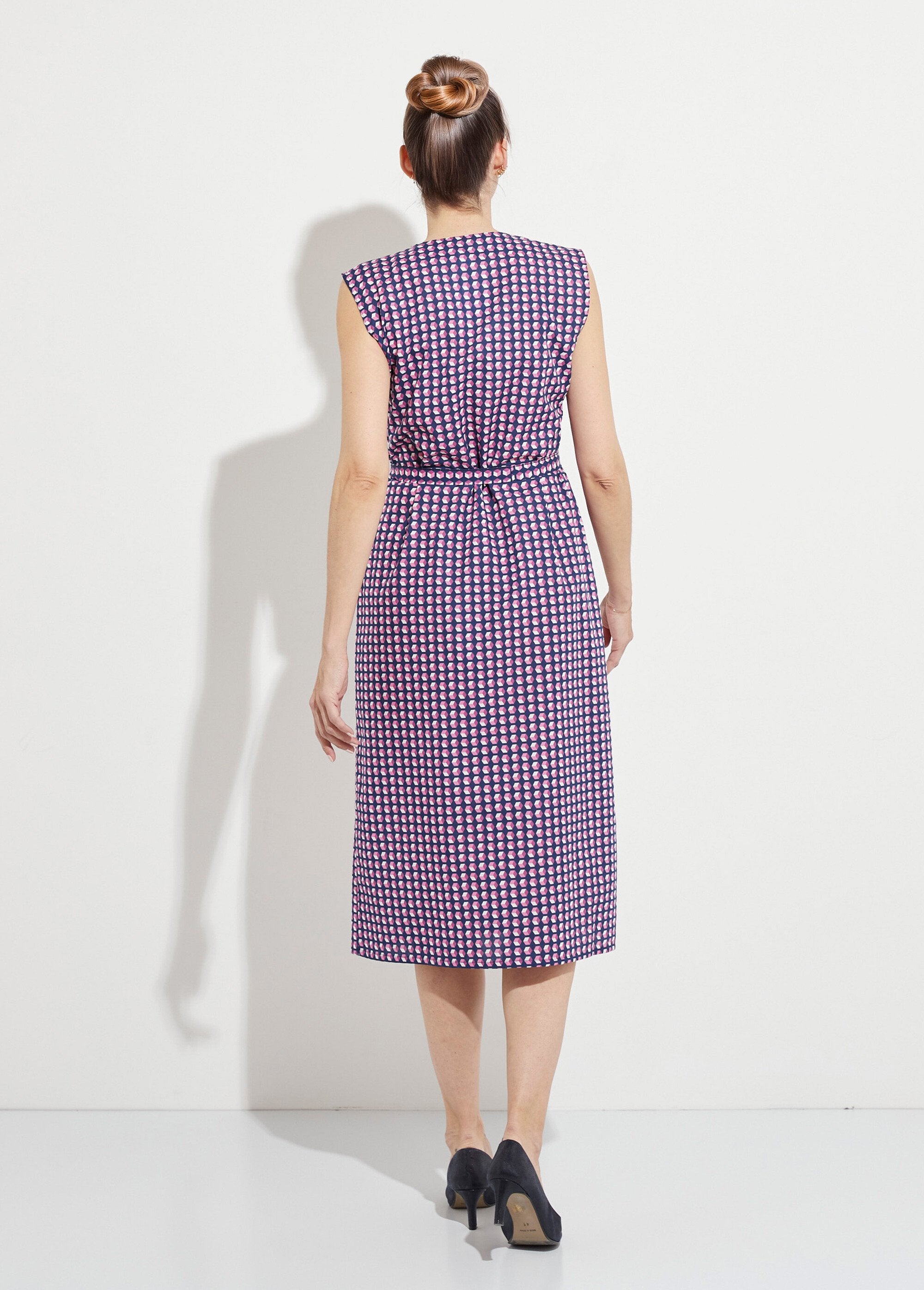 Sleeveless_button-down_apron_with_graphic_print_Pink_DO1_slim