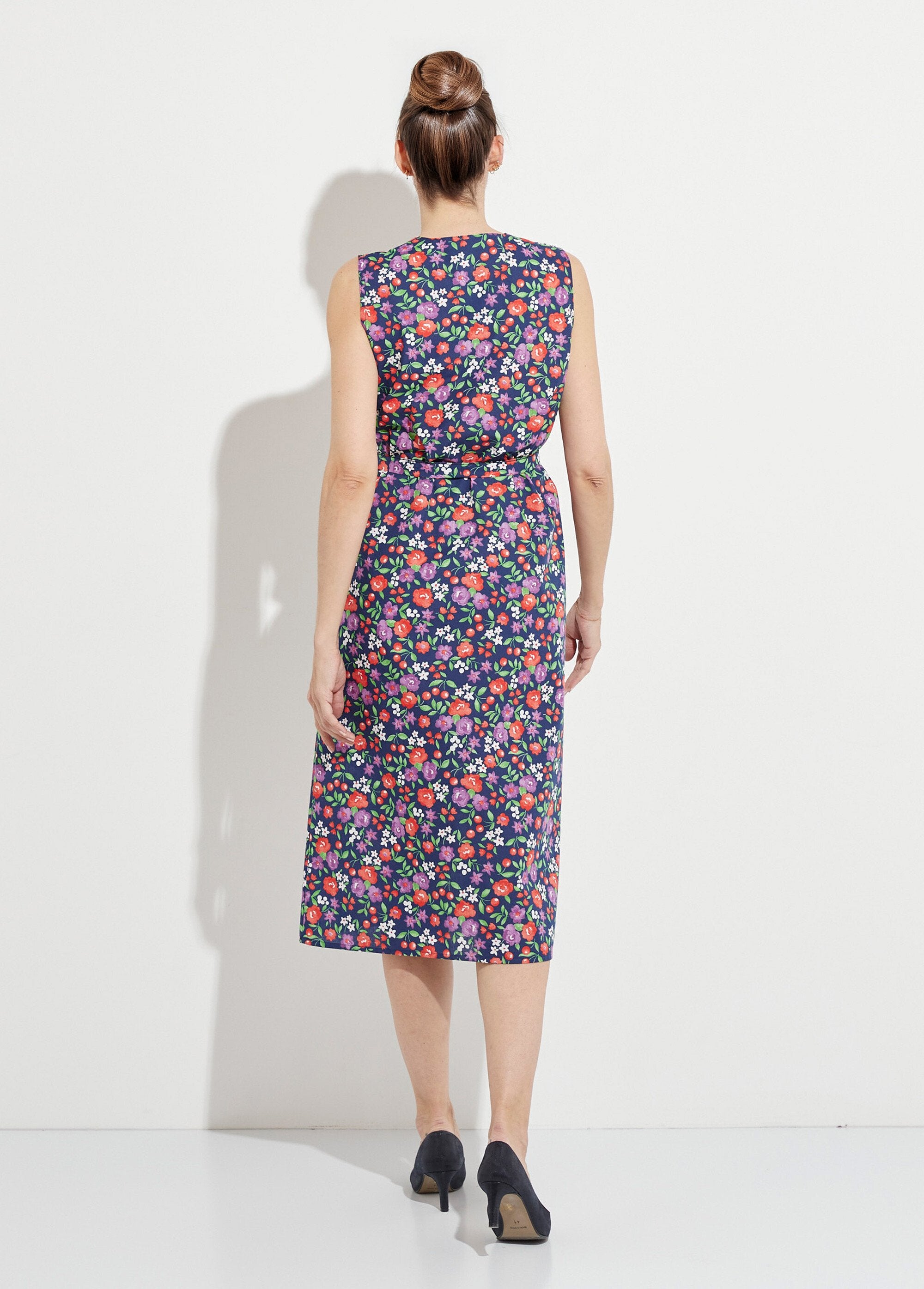 Sleeveless_buttoned_apron_with_floral_print_Marine_DO1_slim