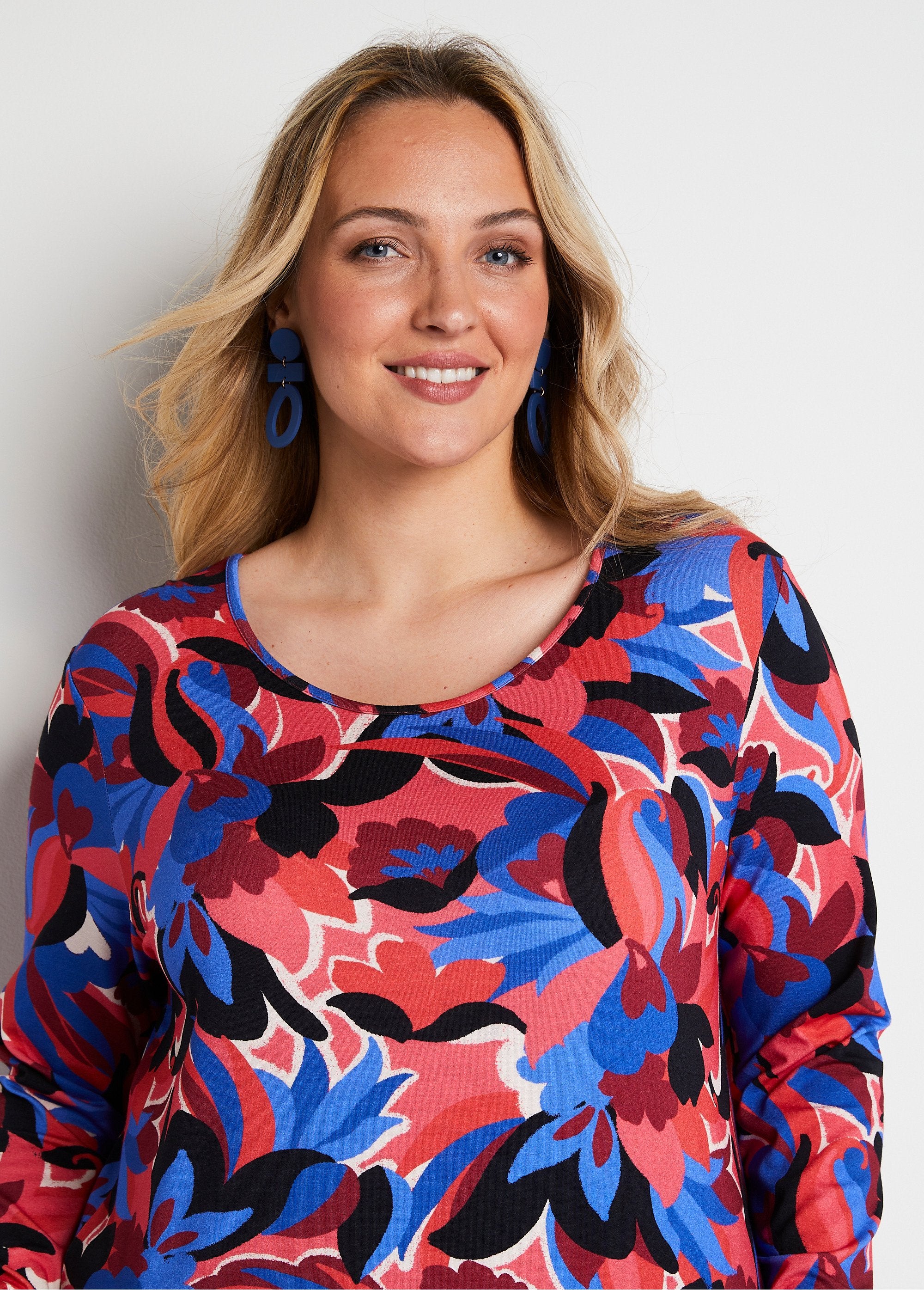 Printed_long-sleeved_straight-cut_T-shirt_Blue_and_pink_DE1_curvy