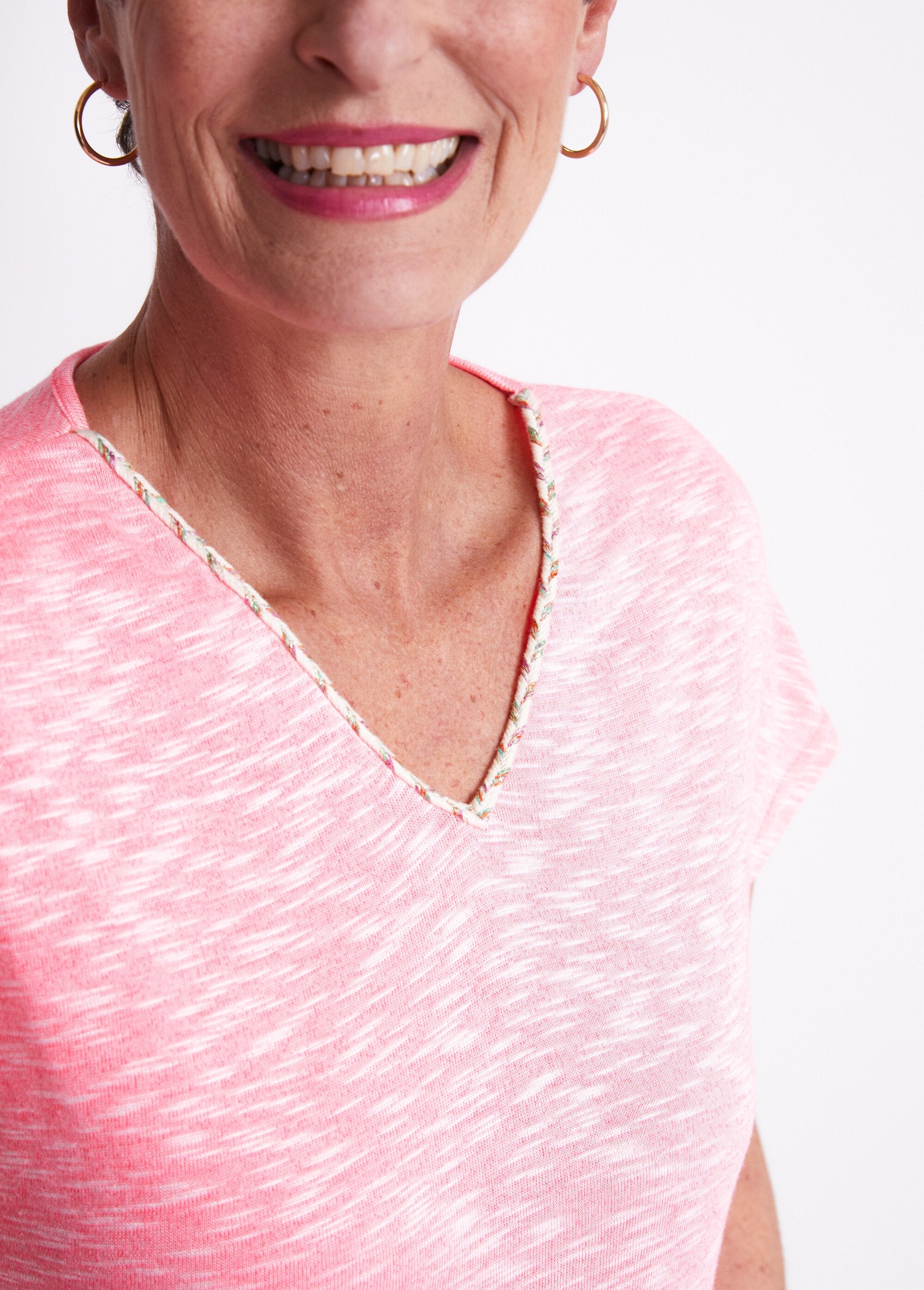 Fluorescent_V-neck_T-shirt_in_slub_knit_Pink_DE1_slim