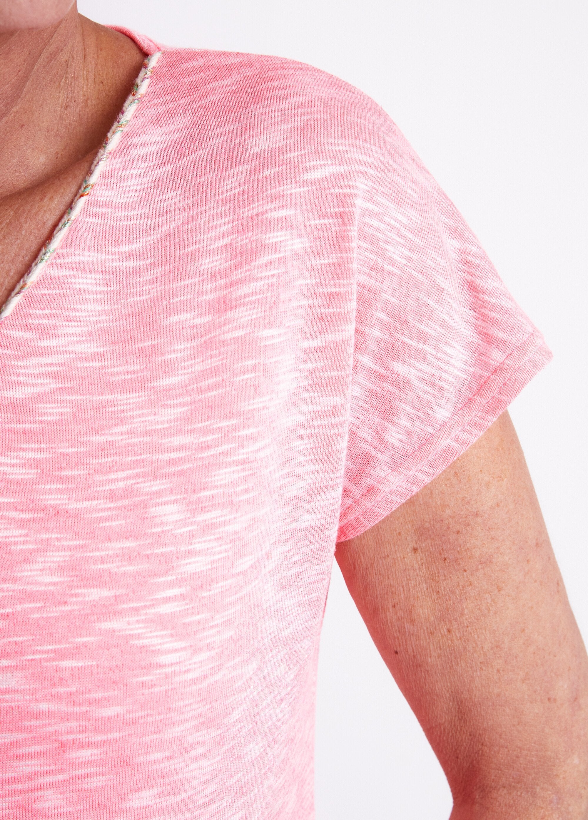 Fluorescent_V-neck_T-shirt_in_slub_knit_Pink_DE2_slim