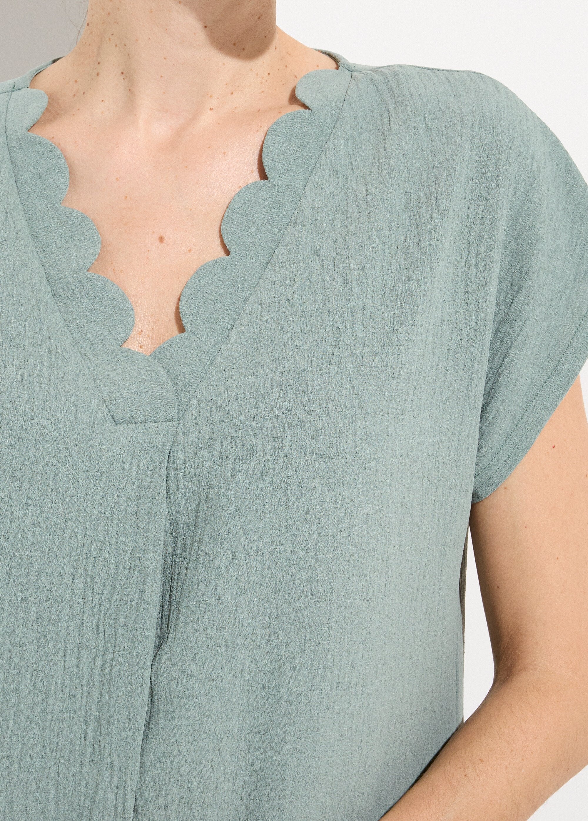 Short-sleeved_top_with_scalloped_V-neck_Sage_green_DE1_slim